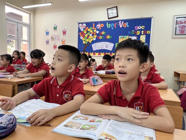 Bộ GDĐT yêu cầu năm học 2024-2025 sĩ số lớp tiểu học không quá 35 em- Ảnh 1.
