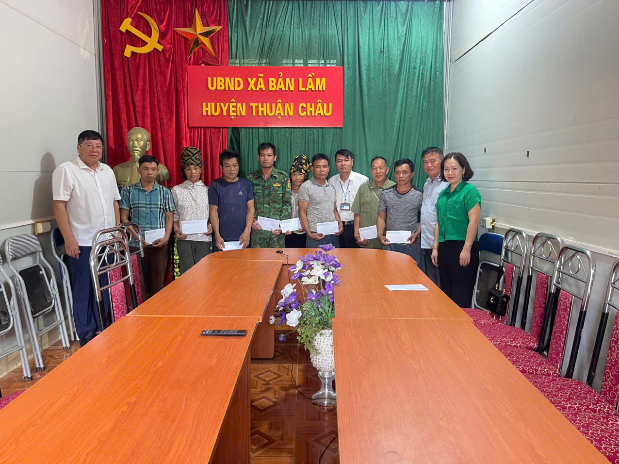 Hội Nông dân tỉnh Sơn La trao quà cho hội viên bị ảnh hưởng của thiên tai- Ảnh 1. Hội Nông dân tỉnh Sơn La trao quà cho hội viên bị ảnh hưởng của thiên tai- Ảnh 1.