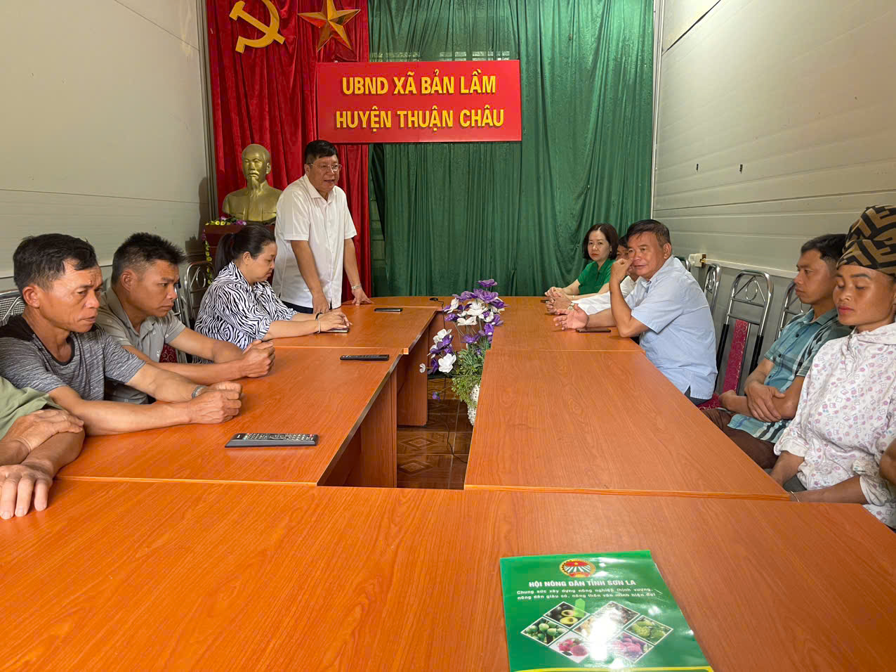 Hội Nông dân tỉnh Sơn La trao quà cho hội viên bị ảnh hưởng của thiên tai- Ảnh 2. Hội Nông dân tỉnh Sơn La trao quà cho hội viên bị ảnh hưởng của thiên tai- Ảnh 2.