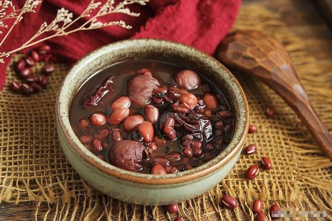 Ngày Thất tịch: Mách bạn cách nấu chè đậu đỏ để bổ huyết, đẹp da còn giúp bạn thoát kiếp cô đơn - Ảnh 1.