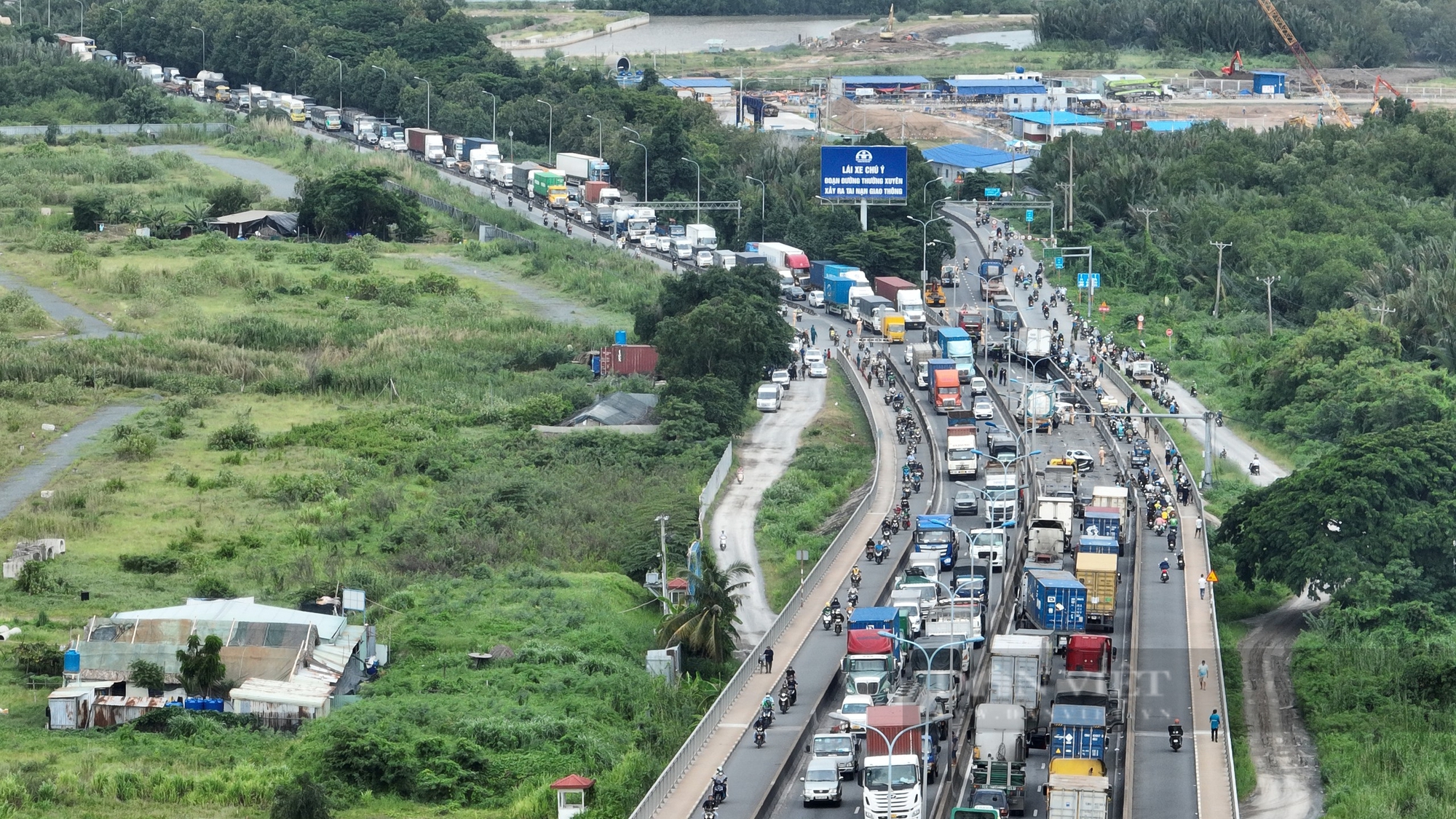 Tai nạn giữa 8 phương tiện trên cầu Phú Mỹ khiến nhiều phương tiện bốc cháy, tài xế nói mất thắng - Ảnh 5.