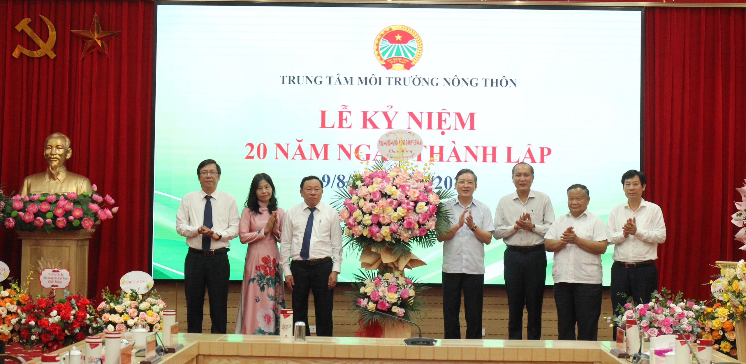 20 năm thành lập Trung tâm Môi trường nông thôn T.Ư Hội Nông dân Việt Nam: Đồng hành cùng nông dân bảo vệ môi trường - Ảnh 1.