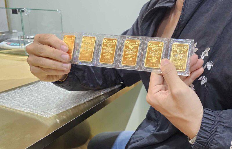 Mất 3 ngày mới mua được vàng miếng tại Vietcombank - Ảnh 1.