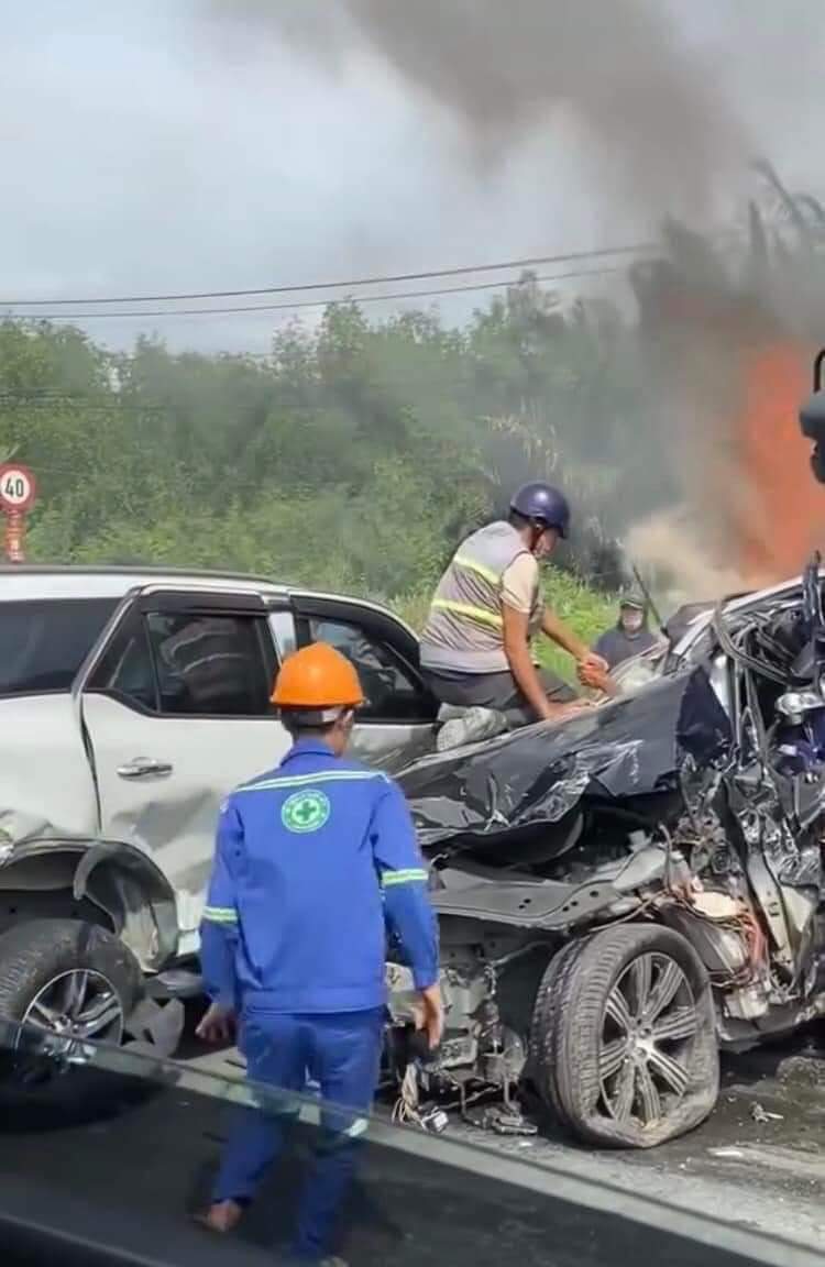 Vụ tai nạn liên hoàn 7 xe tông nhau trên cầu Phú Mỹ: Khoảnh khắc cứu được tài xế - Ảnh 2.