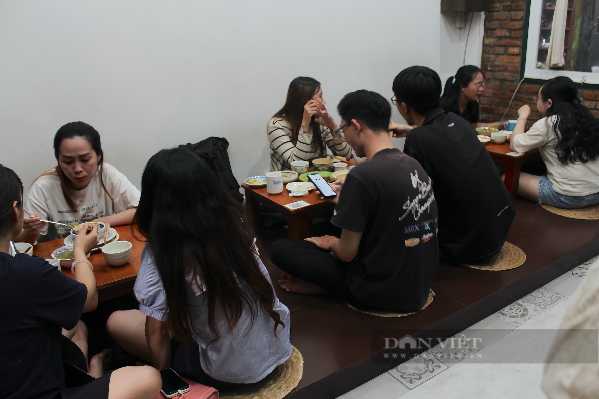 Nhà hàng, quán ăn chay đông nghịt khách trong tháng Vu lan - Ảnh 2.