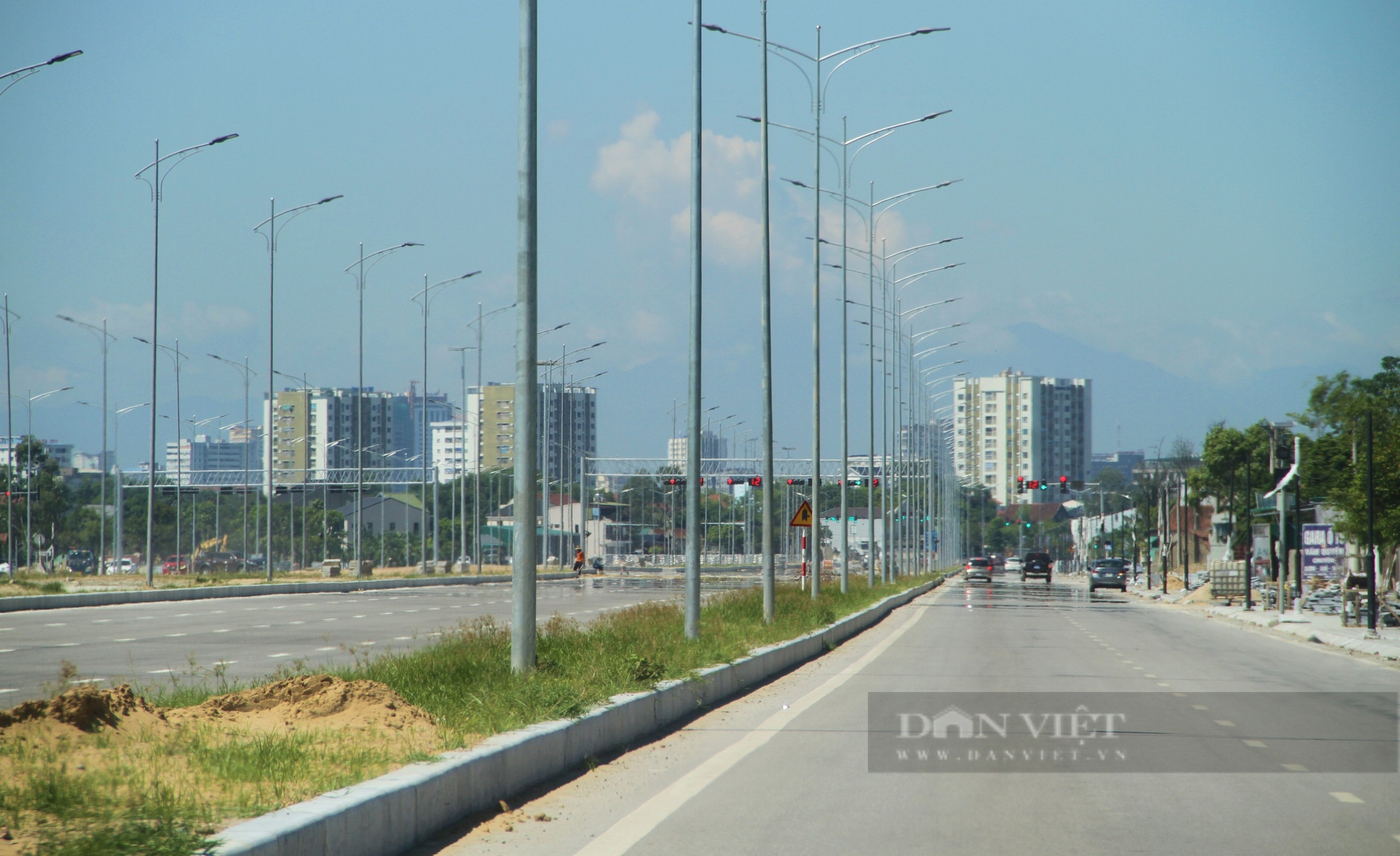 Công nhân mướt mồ hôi hoàn thành đại lộ ngàn tỷ kết nối TP Vinh với biển Cửa Lò- Ảnh 12.