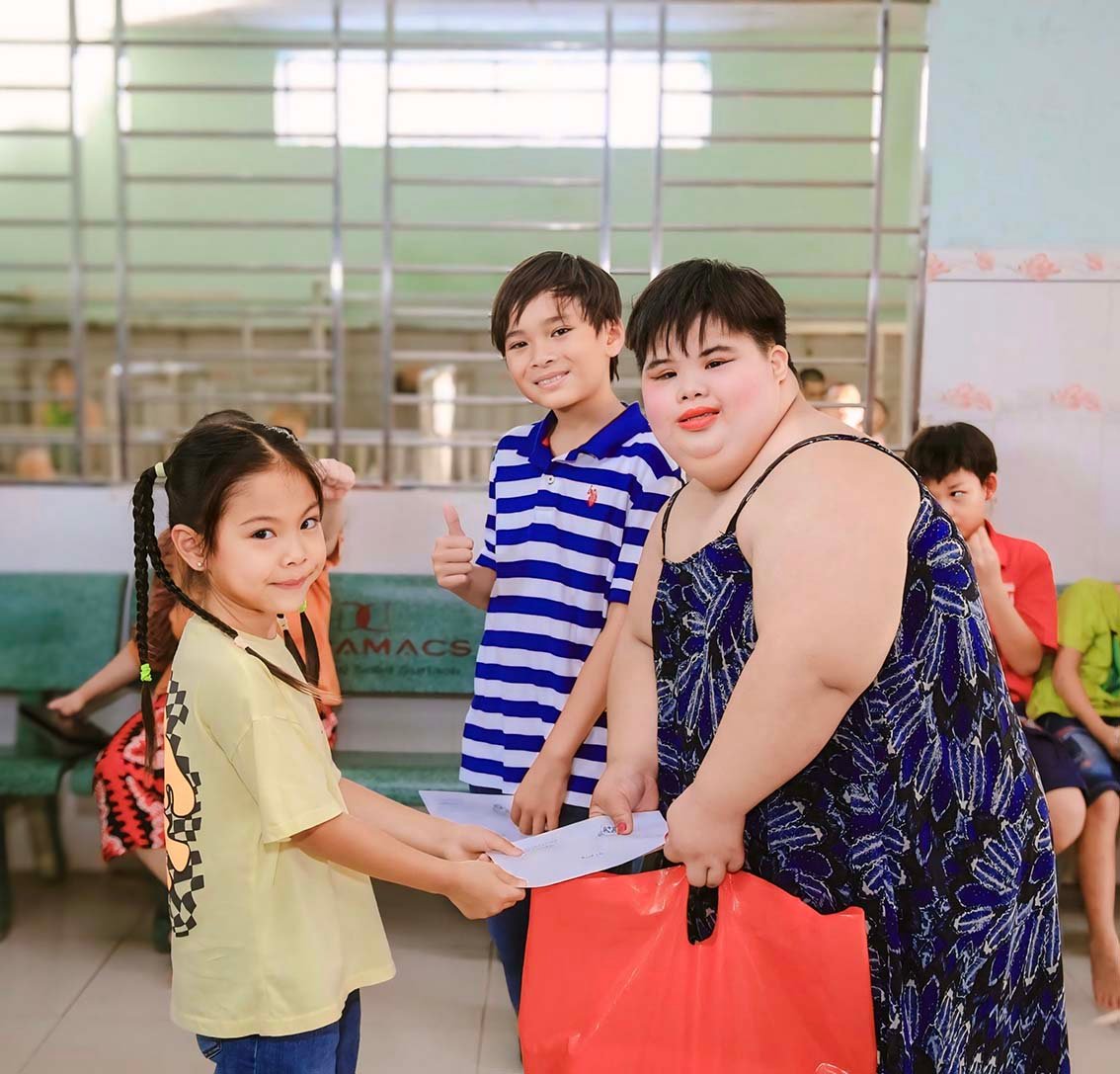 Ca sĩ Thanh Thảo về nước lần đầu dẫn con đi từ thiện cùng danh ca Ngọc Sơn - Ảnh 5.