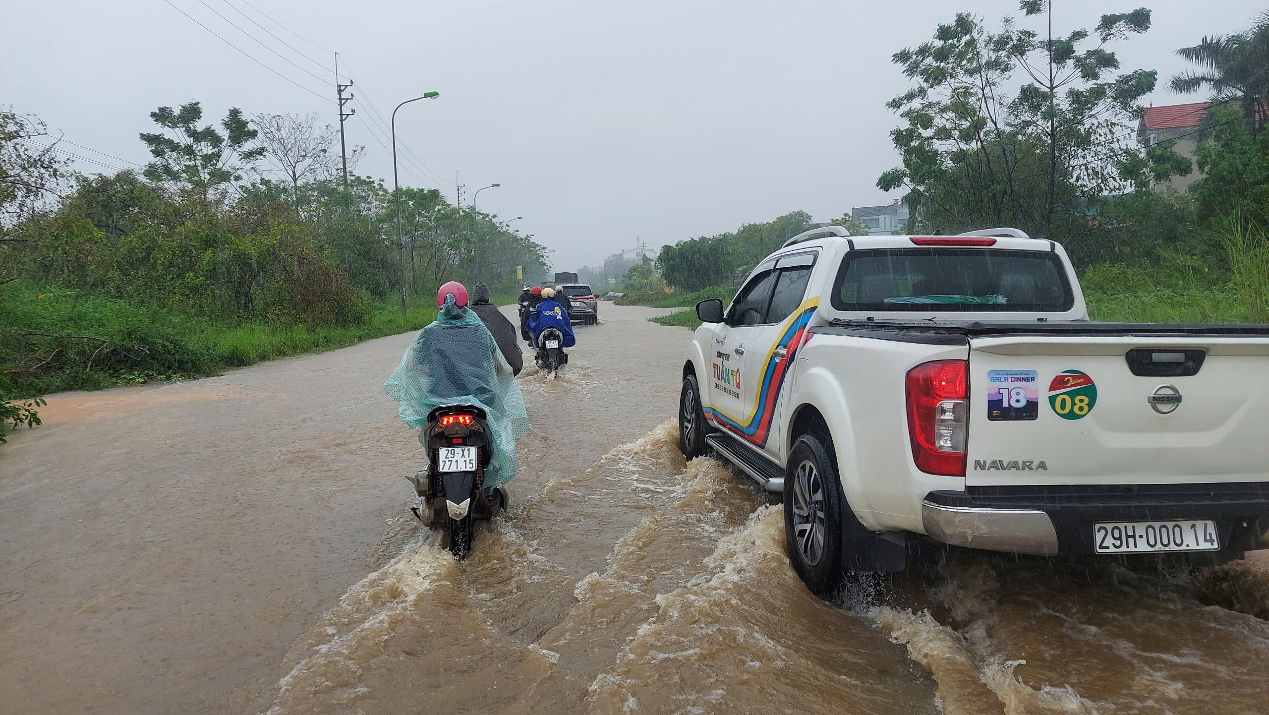 Lụt ở Hà Nội, mưa giông, gió giật mạnh có thể xuất hiện trong vài giờ tới - Ảnh 1.