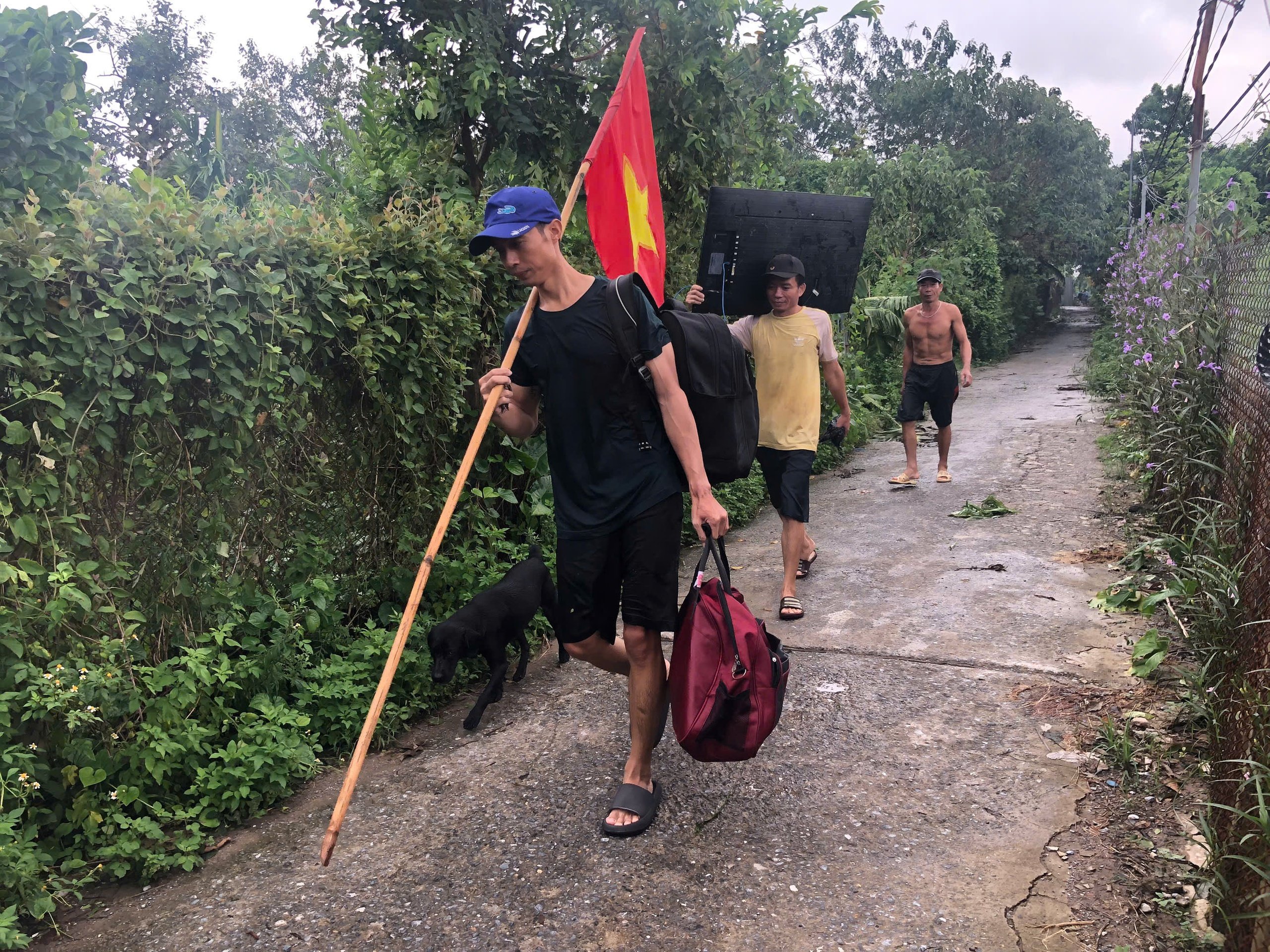 Lụt ở Hà Nội, di dời dân ở bãi giữa sông Hồng vào bờ an toàn - Ảnh 1.