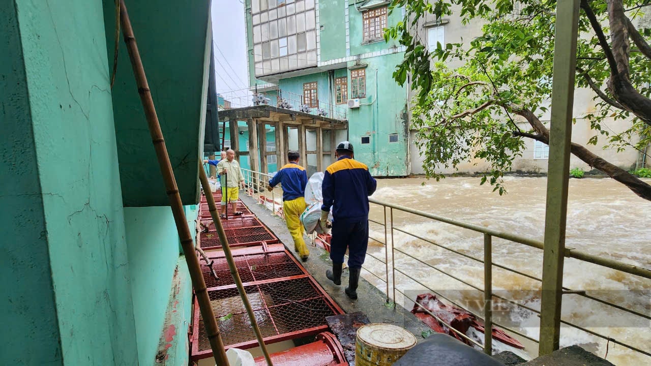 Lụt ở Hà Nội, người dân khẩn cấp di dời tài sản, đồ đạc - Ảnh 1.