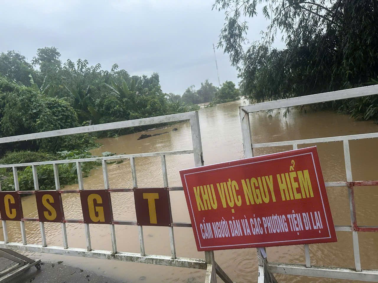 Ngập sâu ở Phú Bình, quốc lộ 37 lập nhiều chốt cấm qua lại- Ảnh 3.