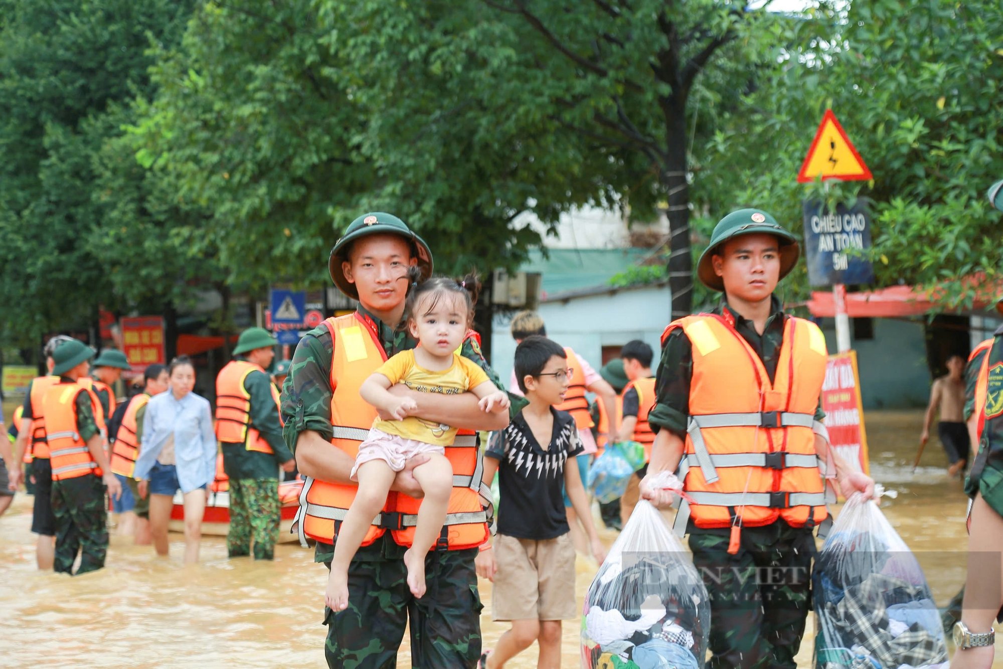 Lũ trên sông Thao tại Yên Bái vượt lịch sử năm 1968 hơn 1m, lũ sông Hồng tại Hà Nội sắp lên báo động 2 - Ảnh 1.