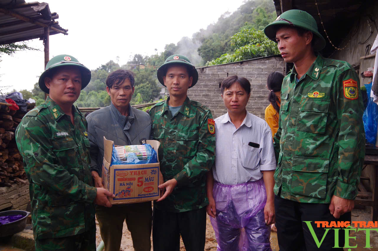 Thăm, tặng quà gia đình nạn nhân tử vong do sạt lở đất đá ở xã biên giới của Lai Châu - Ảnh 1.