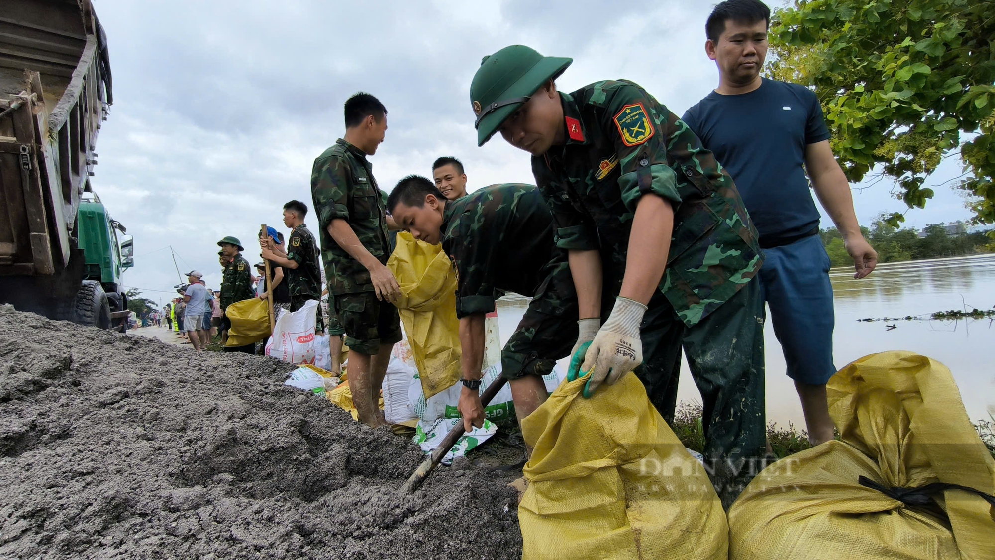 Tin mới nhất lũ trên sông Hồng tại Hà Nội và các sông Miền Bắc chiều nay 11/9: Hàng loạt sông trên báo động 3 - Ảnh 4.