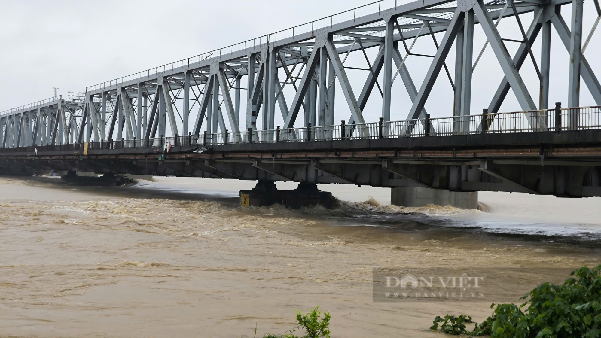 Lũ trên sông Hồng tại Hà Nội sắp lên báo động 3, Trung Quốc xả lũ từ 11 giờ trưa nay trên sông Lô - Ảnh 2.