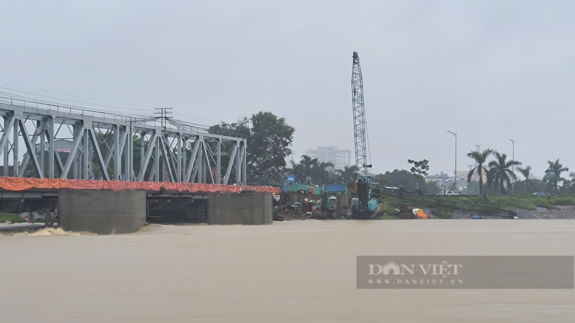 Lũ trên sông Hồng tại Hà Nội sắp lên báo động 3, Trung Quốc xả lũ từ 11 giờ trưa nay trên sông Lô - Ảnh 5.