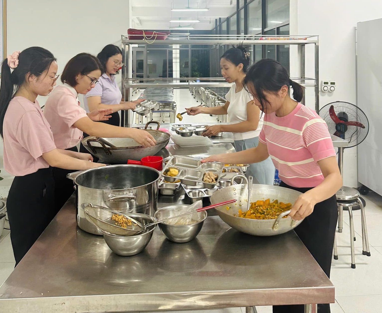 Nhiều trường nấu cơm, mở cửa đón dân tránh lũ, hiệu trưởng chia sẻ: "Vất vả của chúng tôi chưa là gì..." - Ảnh 6.