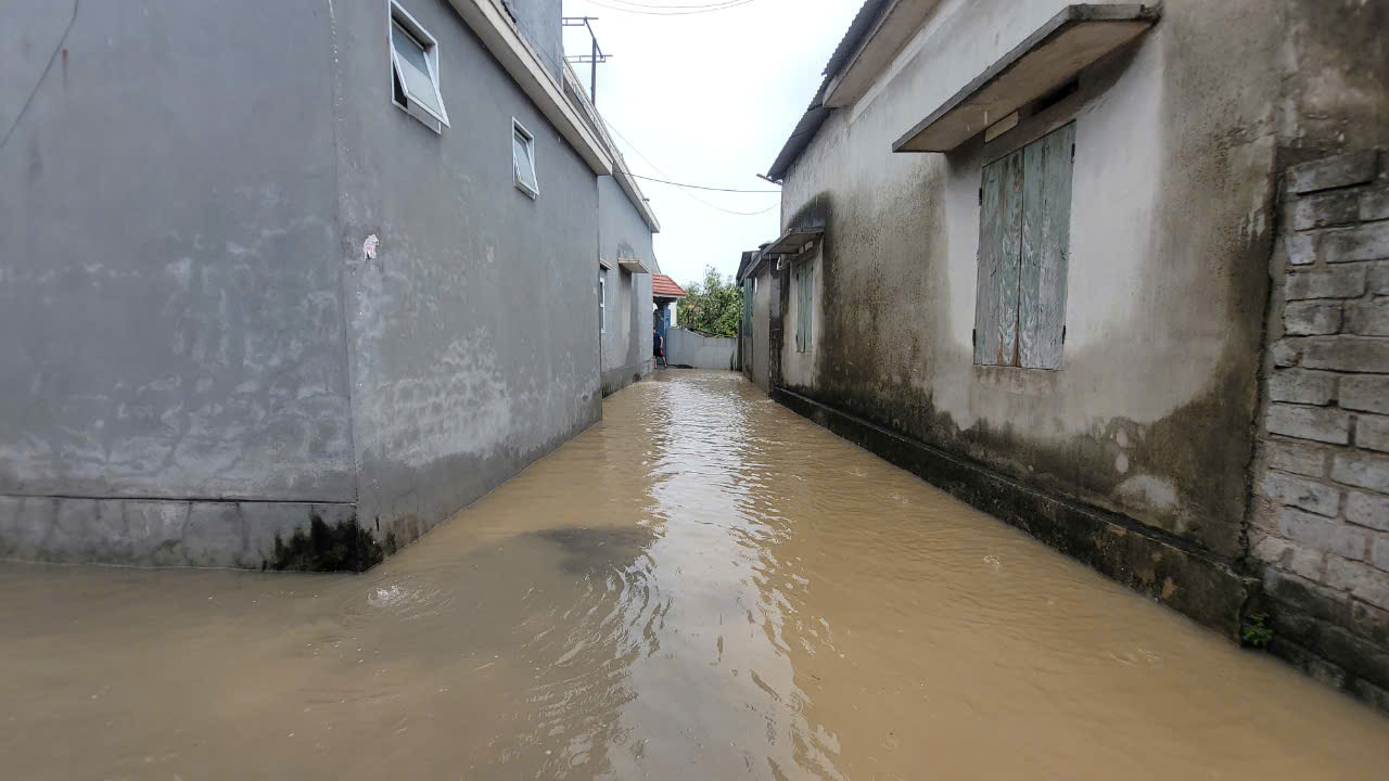 Lũ trên sông Hồng tại Hà Nội sắp lên báo động 3, nước lũ đổ dồn về các sông ở đồng bằng sông Hồng - Ảnh 4.