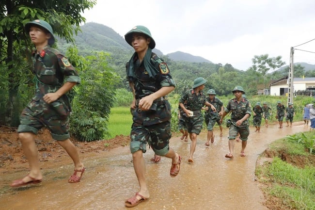 Quân khu 2 huy động 300 chiến sĩ tìm kiếm người mất tích tại Làng Nủ (Bảo Yên) - Ảnh 4.