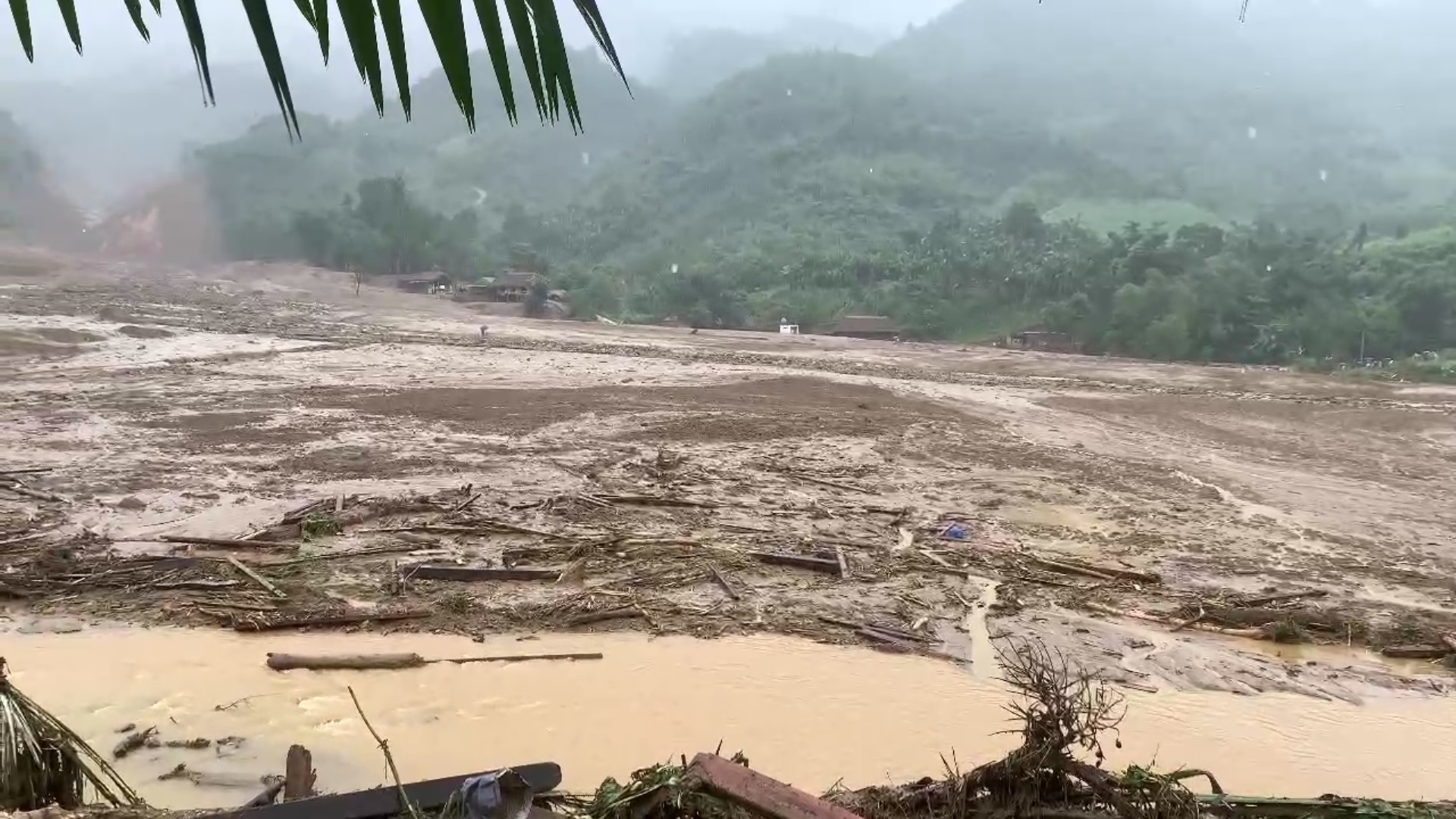 Quân khu 2 huy động 300 chiến sĩ tìm kiếm người mất tích tại Làng Nủ (Bảo Yên) - Ảnh 1.