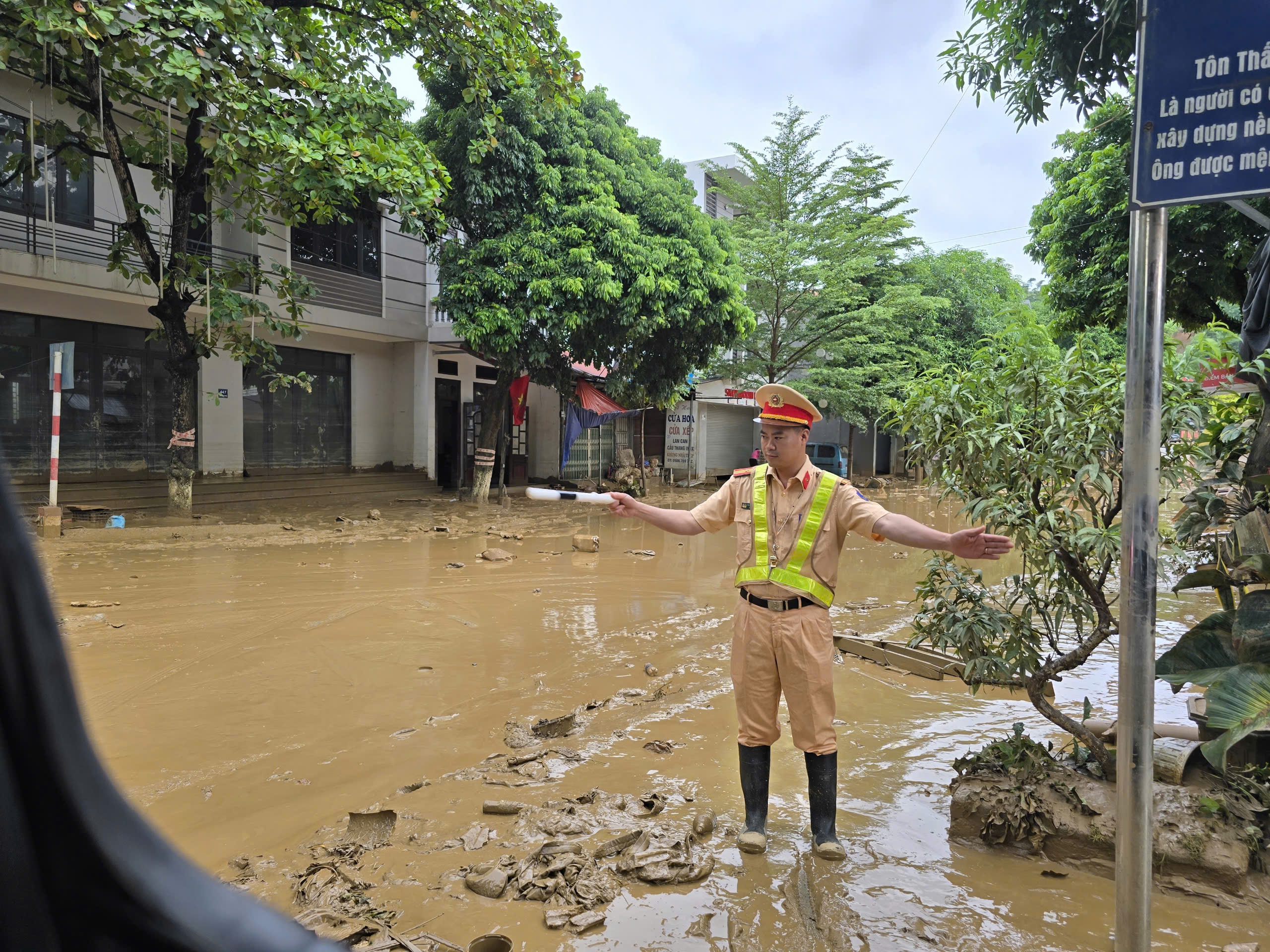 Cập nhật lũ quét Làng Nủ, diễn biến mới nhất từ hiện trường - Ảnh 1.