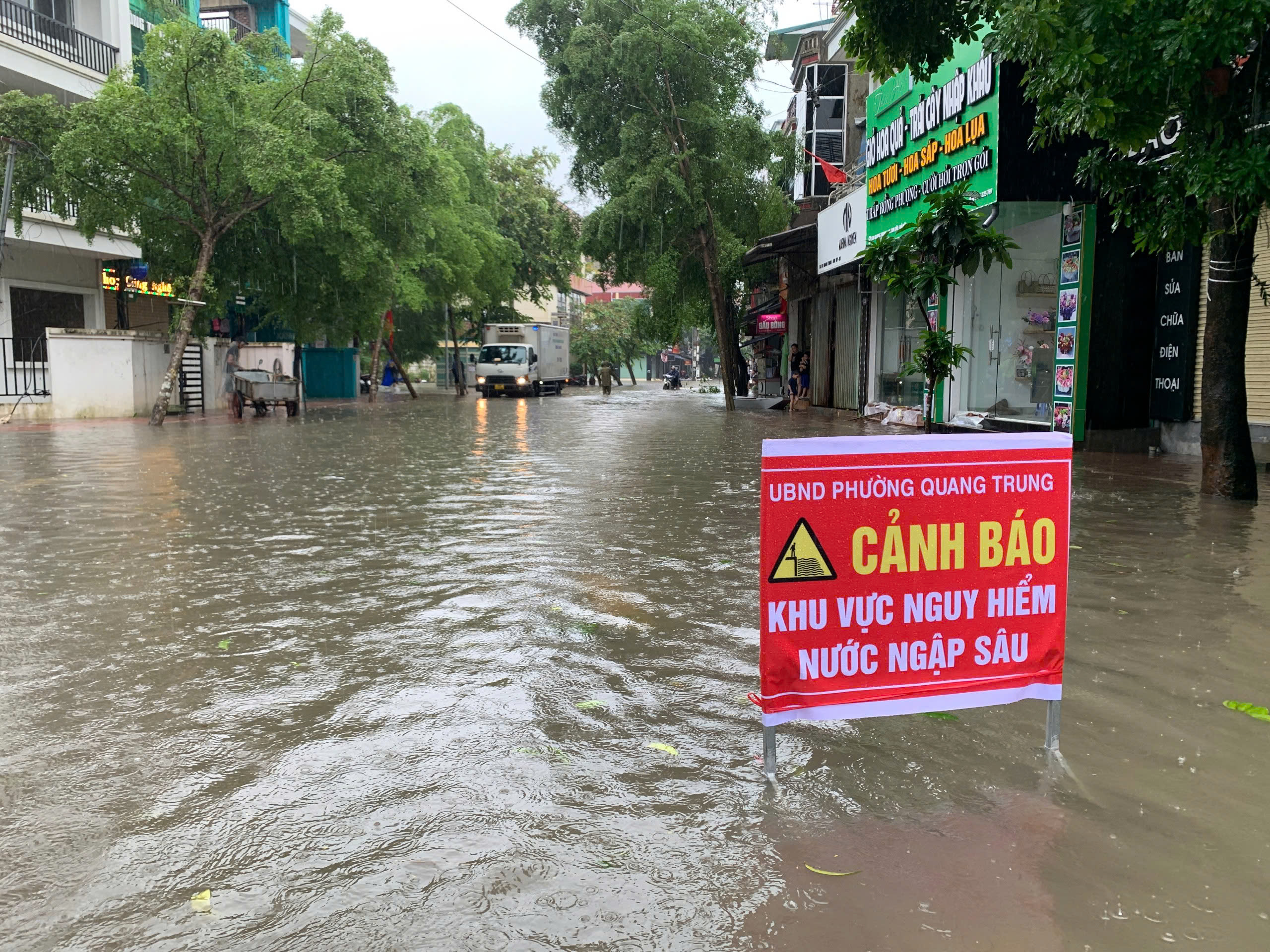 Lũ trên sông Hồng tại Hà Nội sắp lên báo động 3, nước lũ đổ dồn về các sông ở đồng bằng sông Hồng - Ảnh 1.