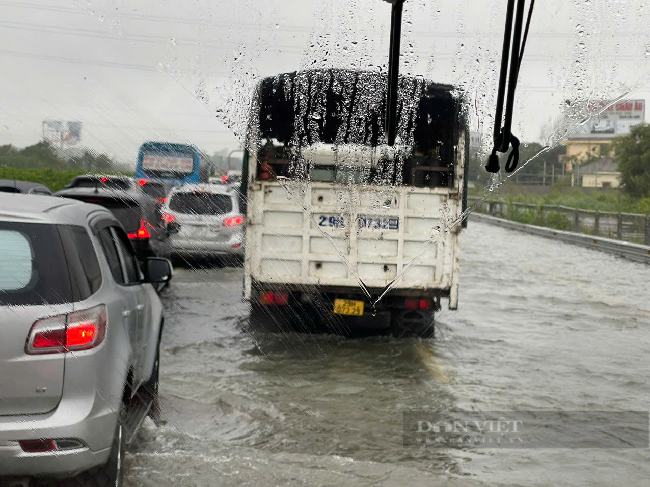 Lũ trên sông Hồng tại Hà Nội vượt báo động 2 hơn 0,42m, Bắc Ninh huy động hàng nghìn người gia cố sông Cầu - Ảnh 1.