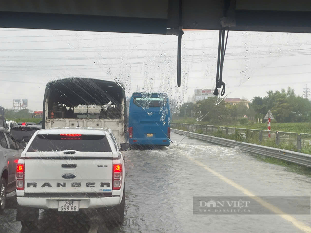 Lũ trên sông Hồng tại Hà Nội vượt báo động 2 hơn 0,42m, Bắc Ninh huy động hàng nghìn người gia cố sông Cầu - Ảnh 2.