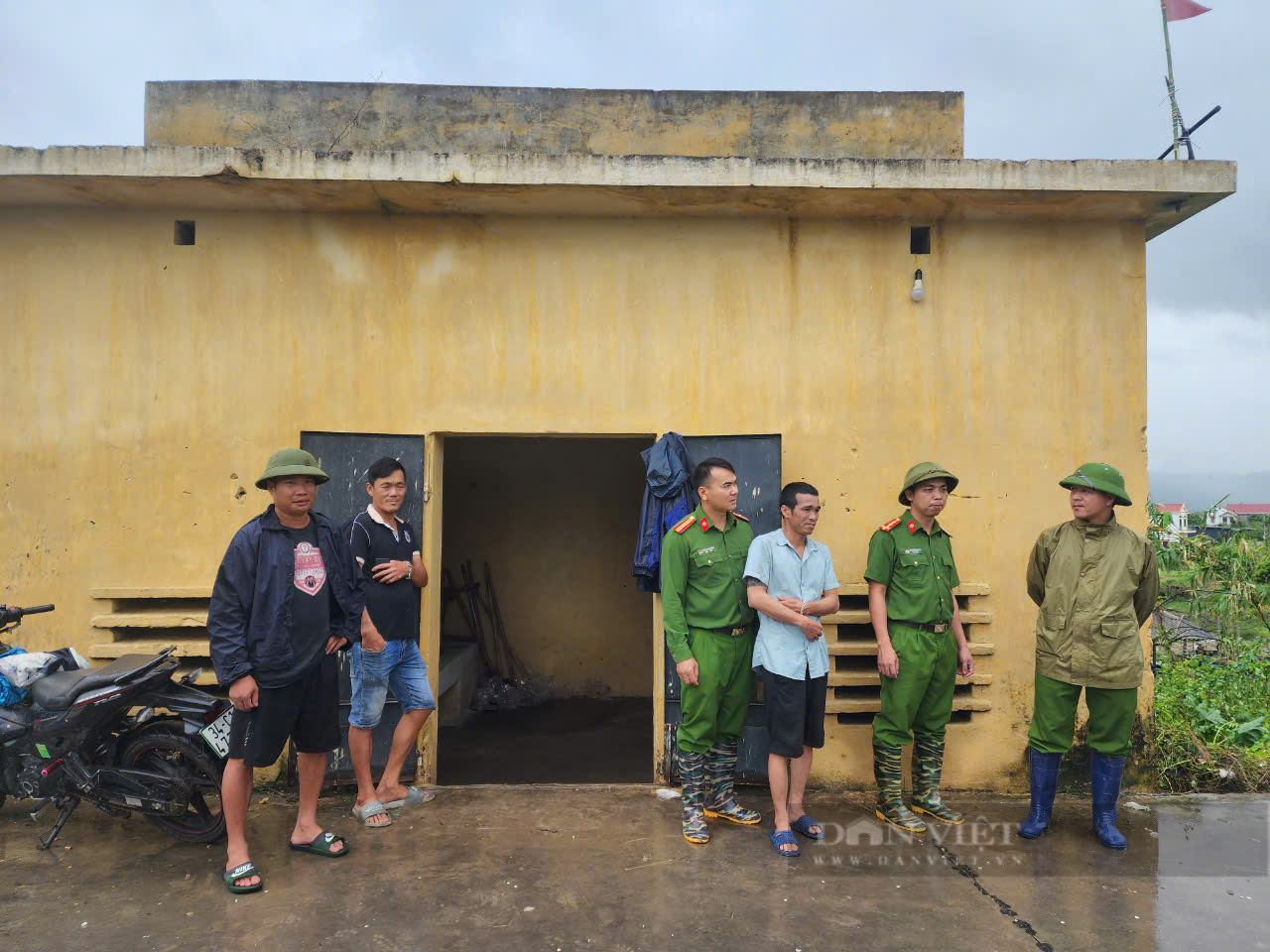 Lũ trên sông Hồng tại Hà Nội vượt báo động 2 hơn 0,42m, Bắc Ninh huy động hàng nghìn người gia cố sông Cầu - Ảnh 1.