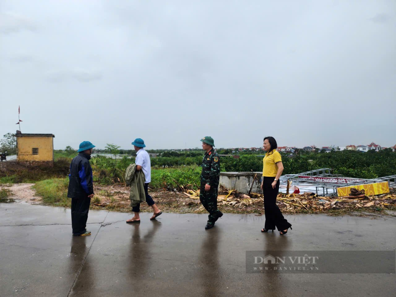 Lũ trên sông Hồng tại Hà Nội vượt báo động 2 hơn 0,42m, Bắc Ninh huy động hàng nghìn người gia cố sông Cầu - Ảnh 2.