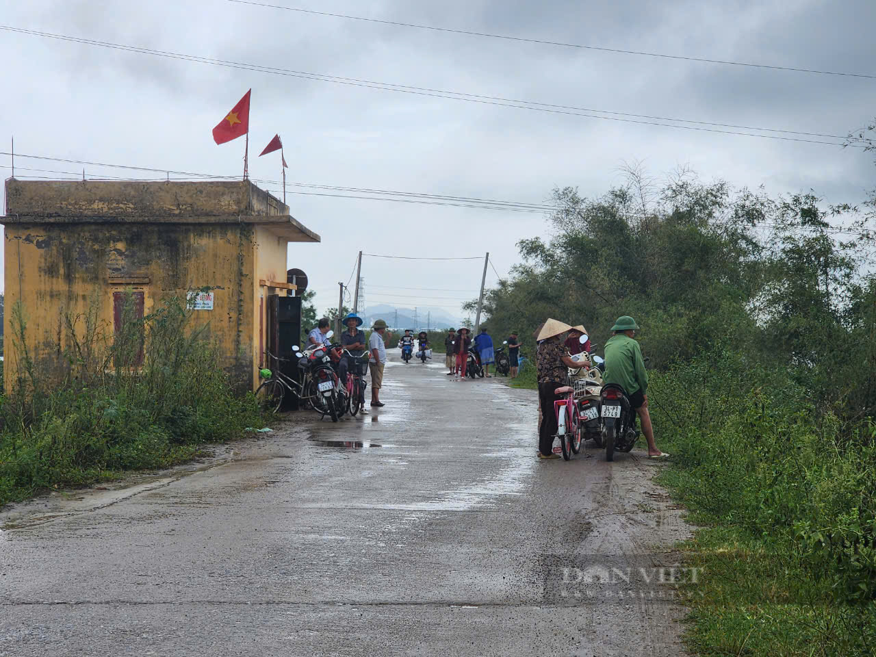 Lũ trên sông Hồng tại Hà Nội vượt báo động 2 hơn 0,42m, Bắc Ninh huy động hàng nghìn người gia cố sông Cầu - Ảnh 4.