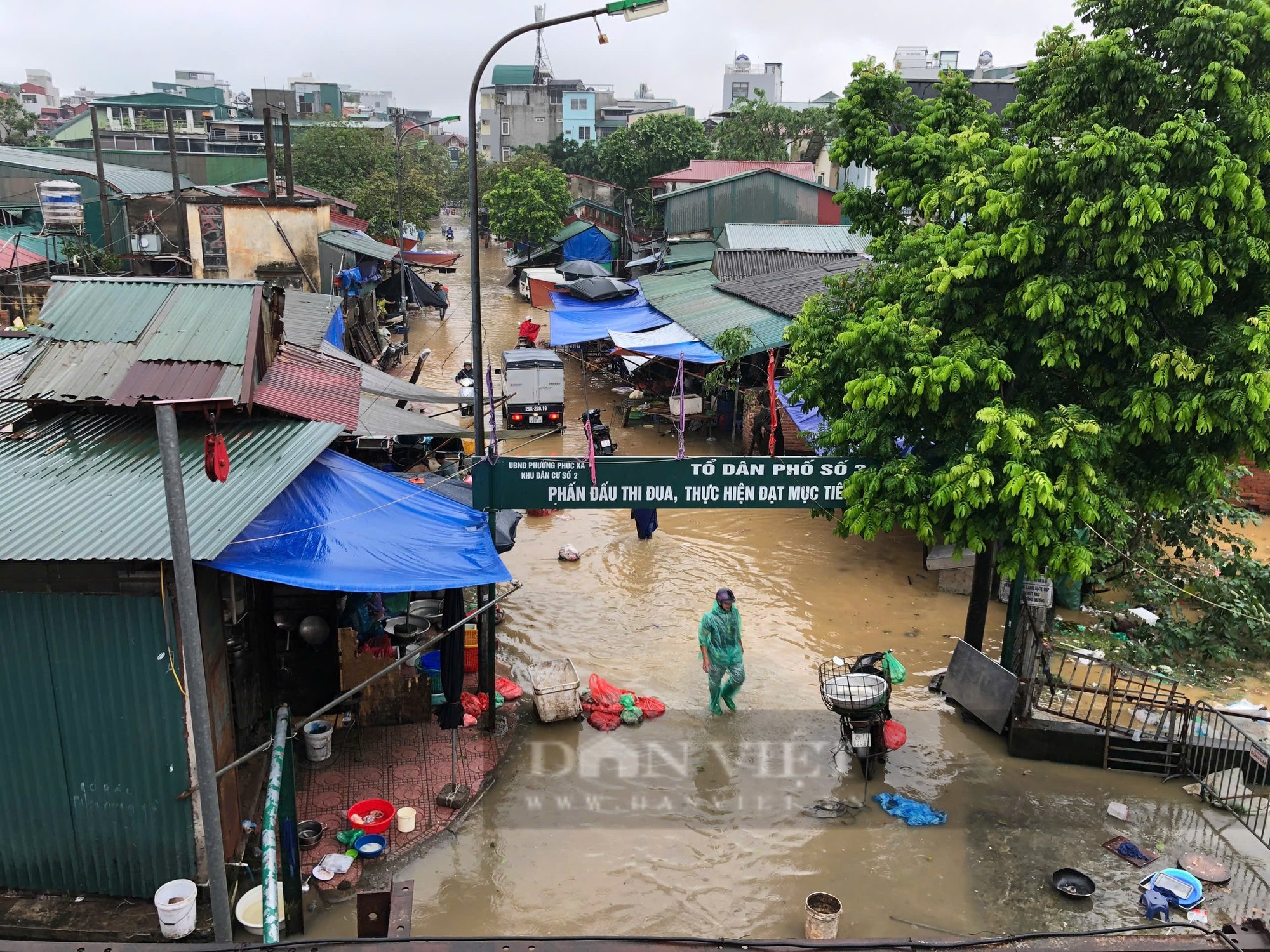 Lũ trên sông Hồng tại Hà Nội vượt báo động 2 hơn 0,42m, Bắc Ninh huy động hàng nghìn người gia cố sông Cầu - Ảnh 2.