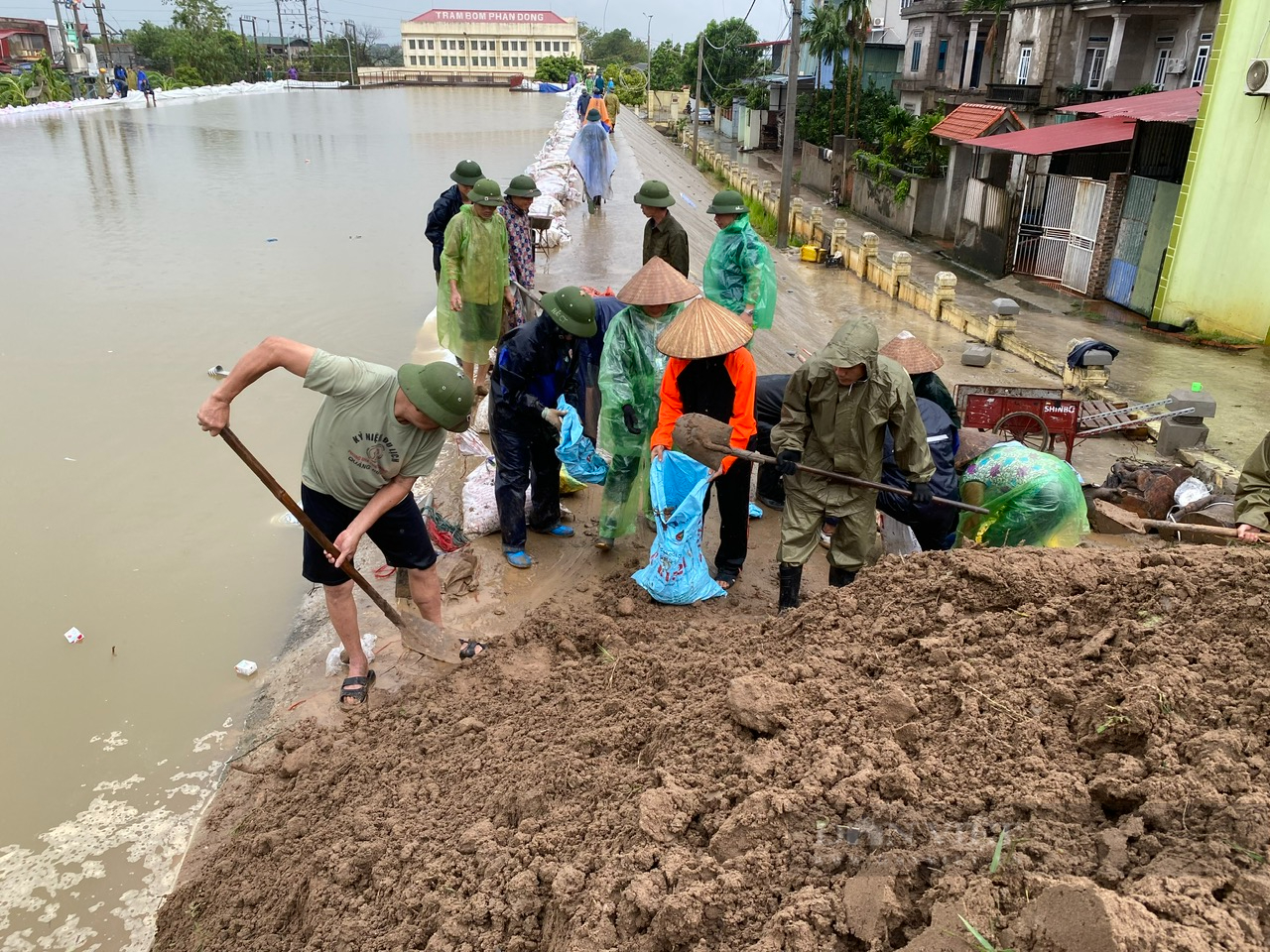 Lũ sông Hồng tại Hà Nội, nước đã ngập nhiều phường của Hà Nội, đê bối sông Cầu ở Bắc Ninh đang nguy cấp - Ảnh 1.