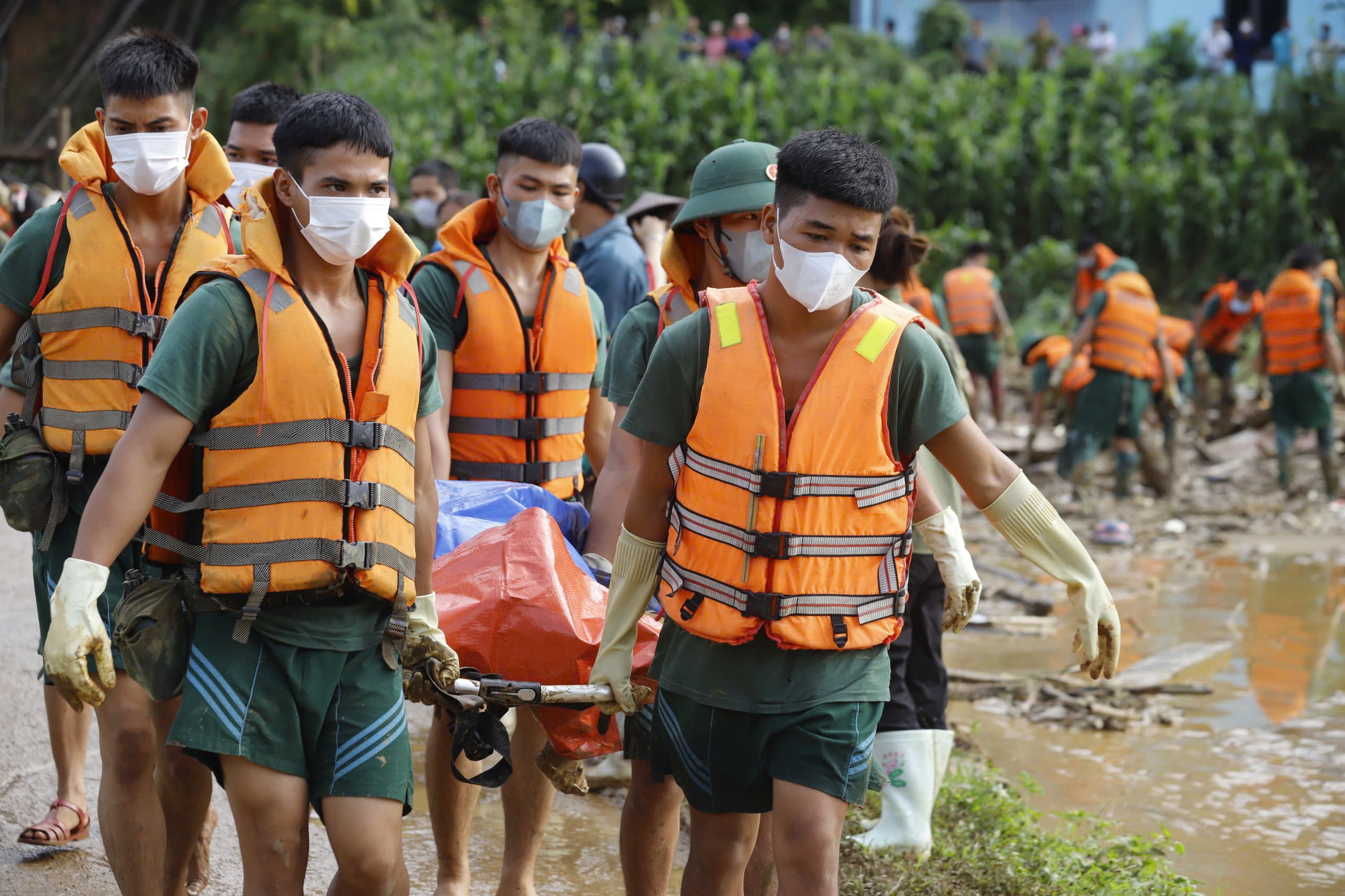Bộ đội Biên phòng mang theo chó nghiệp vụ hỗ trợ tìm kiếm nạn nhân lũ quét ở Làng Nủ - Ảnh 1.