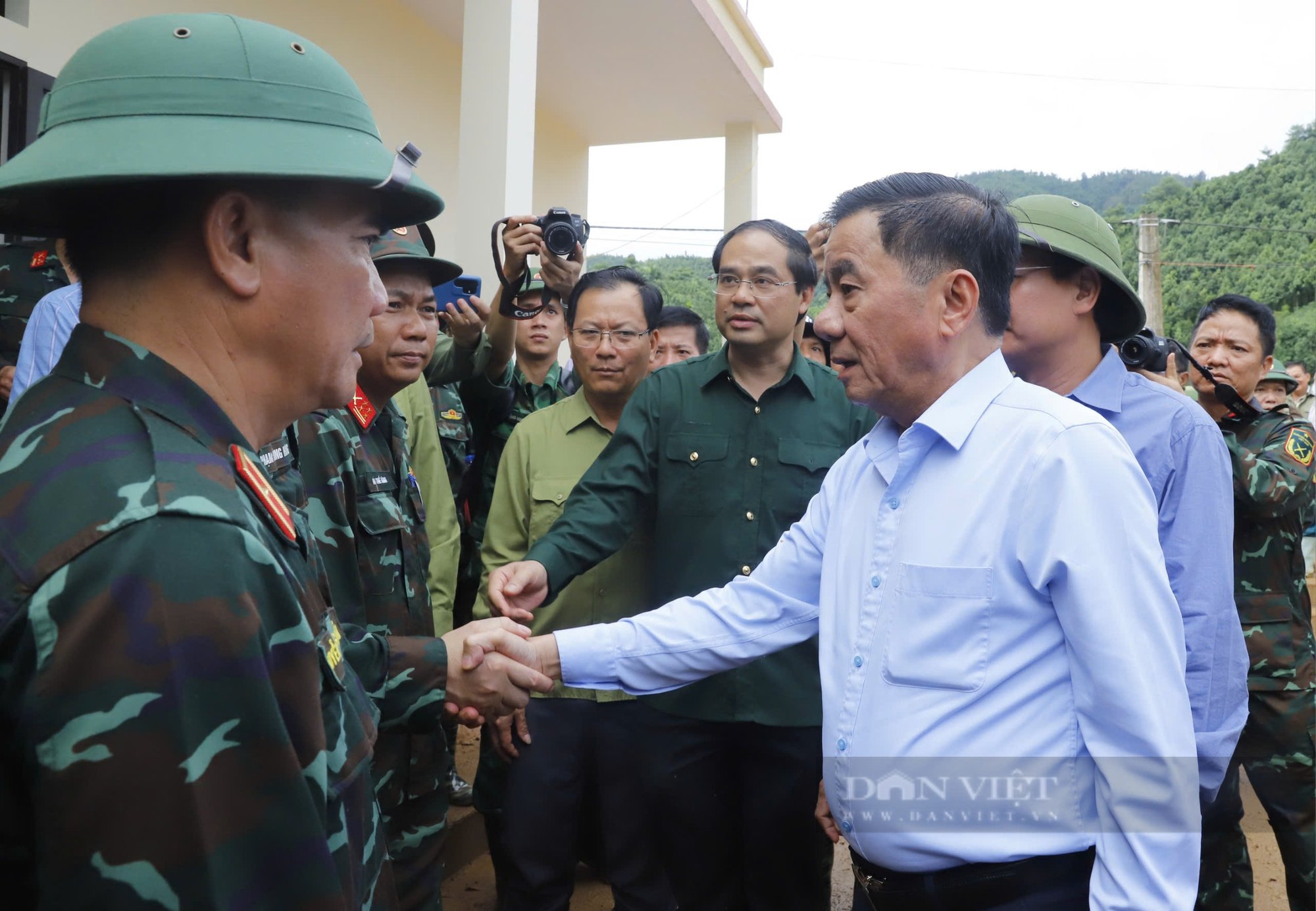 Bộ đội Biên phòng mang theo chó nghiệp vụ hỗ trợ tìm kiếm nạn nhân lũ quét ở Làng Nủ - Ảnh 1.