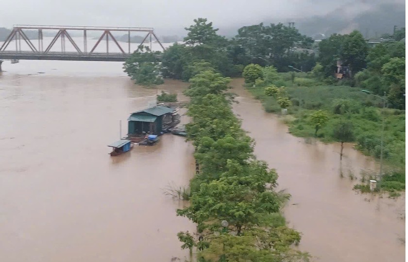 Bảo Thắng, Lào Cai trao tiền hỗ trợ nông dân trồng rau - Ảnh 1.