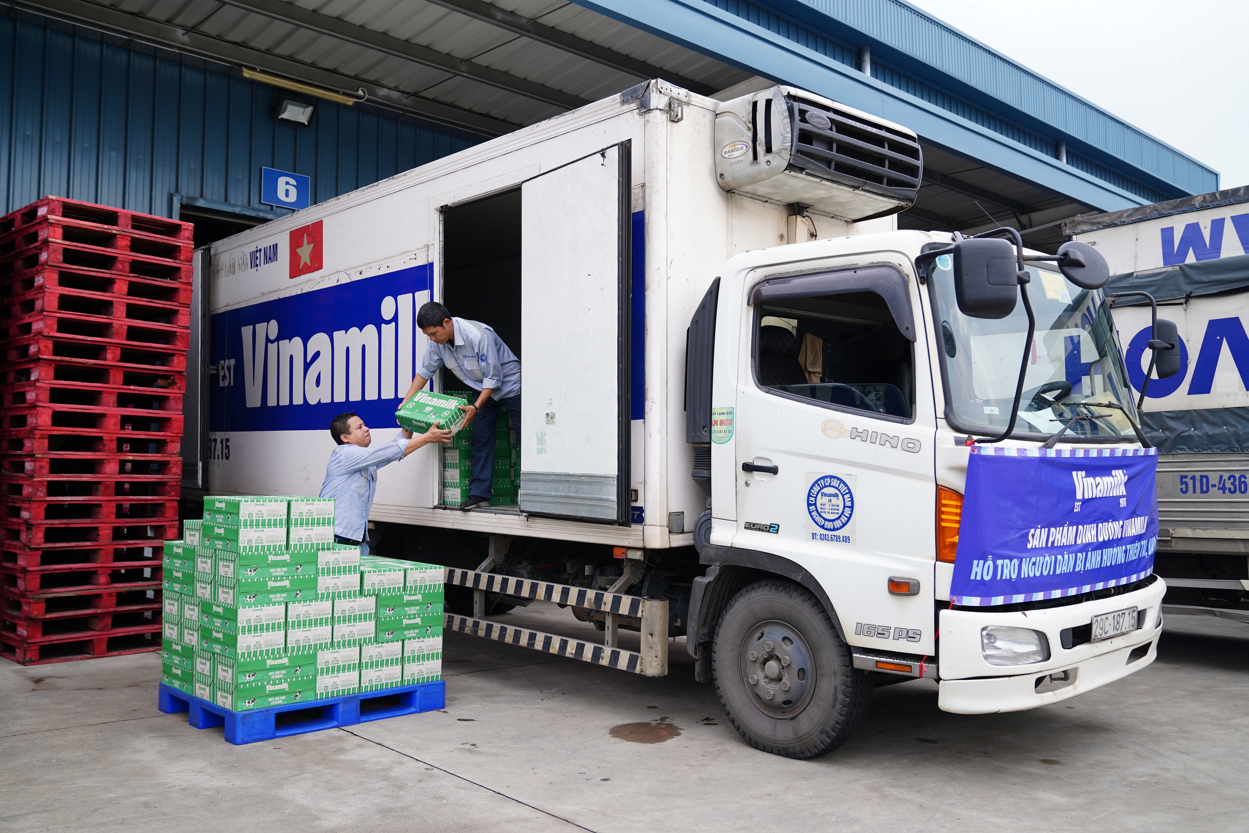 Vinamilk kịp thời hỗ trợ 550.000 sản phẩm thiết yếu cho người dân vùng bão lũ - Ảnh 2.