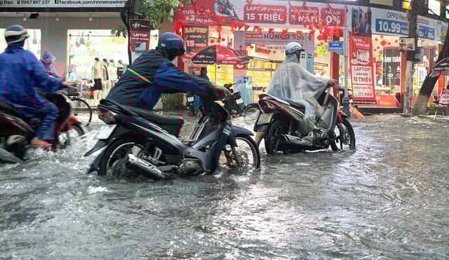 Chủ tịch tỉnh Quảng Ngãi chỉ đạo khẩn ứng phó sạt lở núi, đồi và ngập úng đô thị- Ảnh 5.