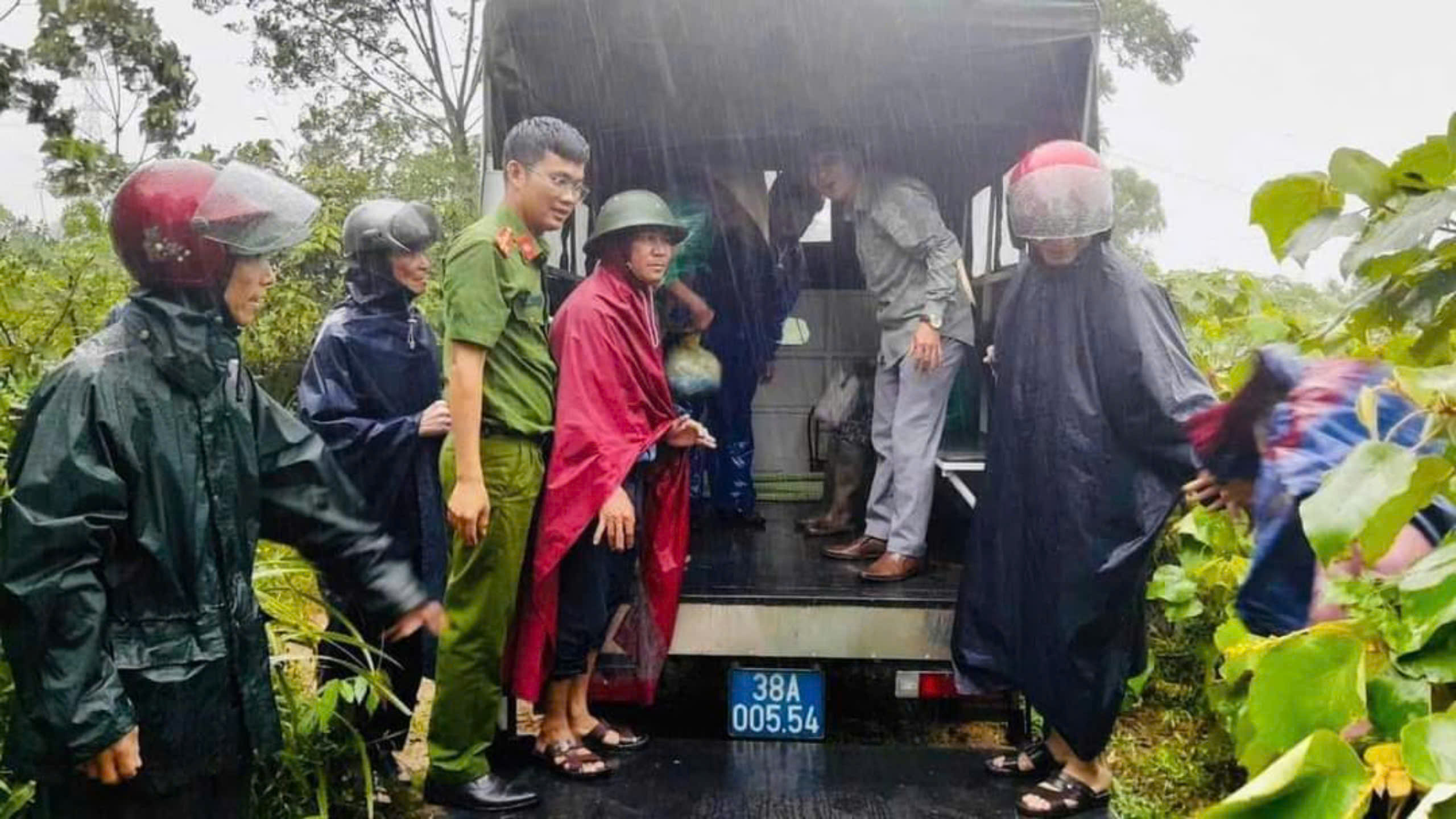 Bão số 4 đang hướng vào miền Trung: Bắt đầu có mưa lớn tại Quảng Bình, Quảng Trị, nhiều tỉnh cho học sinh nghỉ học - Ảnh 1.