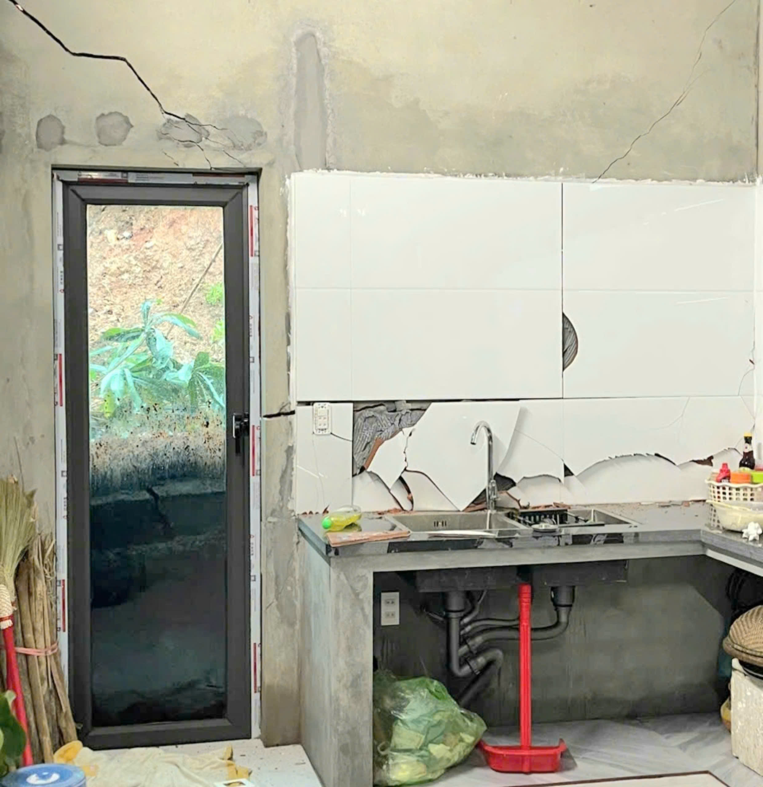 Bão số 4 đã ở vùng biển Quảng Bình, Quảng Trị, nhiều nơi sóng to, mưa lớn - Ảnh 2.