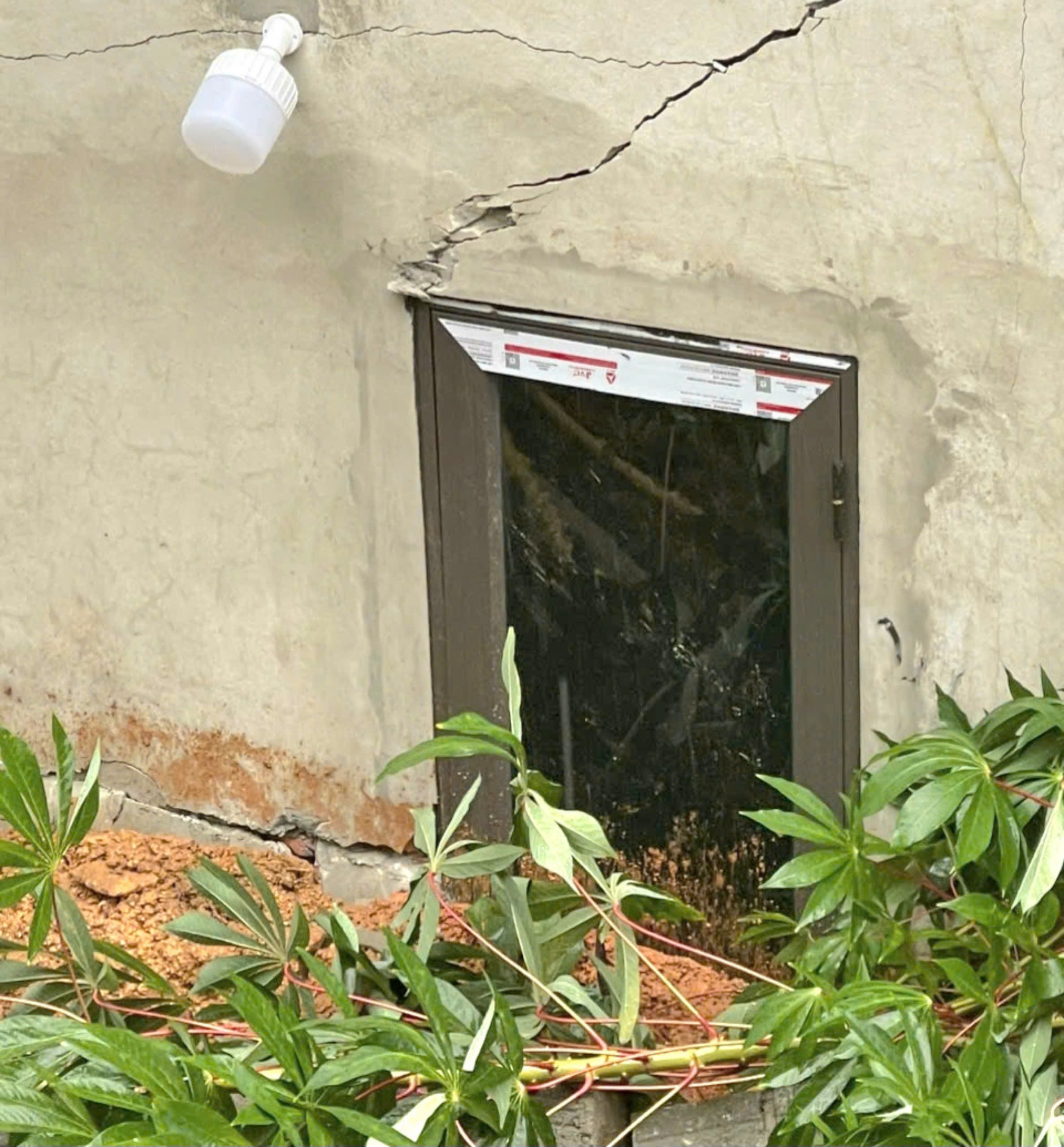 Bão số 4 đã ở vùng biển Quảng Bình, Quảng Trị, nhiều nơi sóng to, mưa lớn - Ảnh 1.