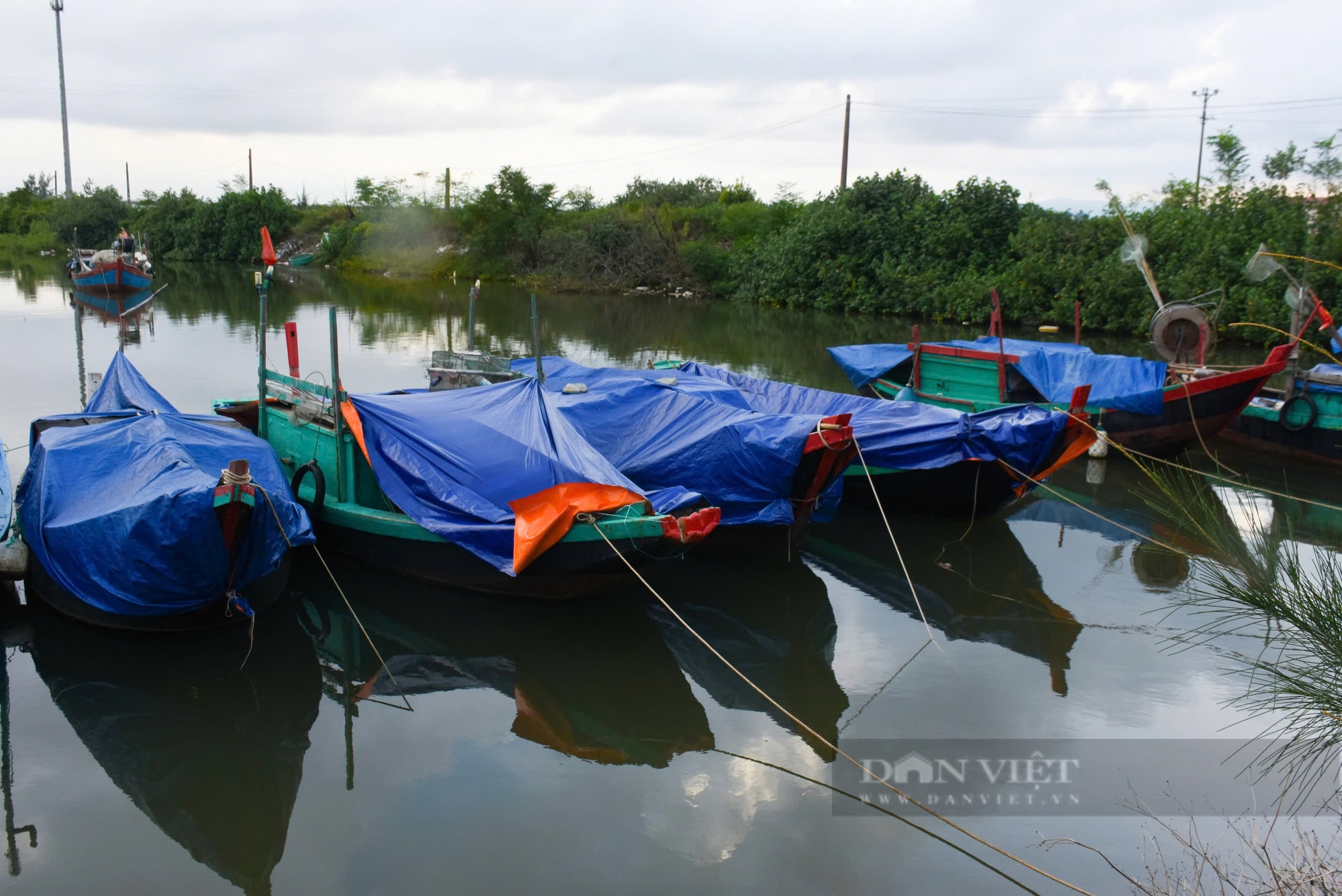 Bão số 4 đang hướng vào miền Trung: Bắt đầu có mưa lớn tại Quảng Bình, Quảng Trị, nhiều tỉnh cho học sinh nghỉ học - Ảnh 2.