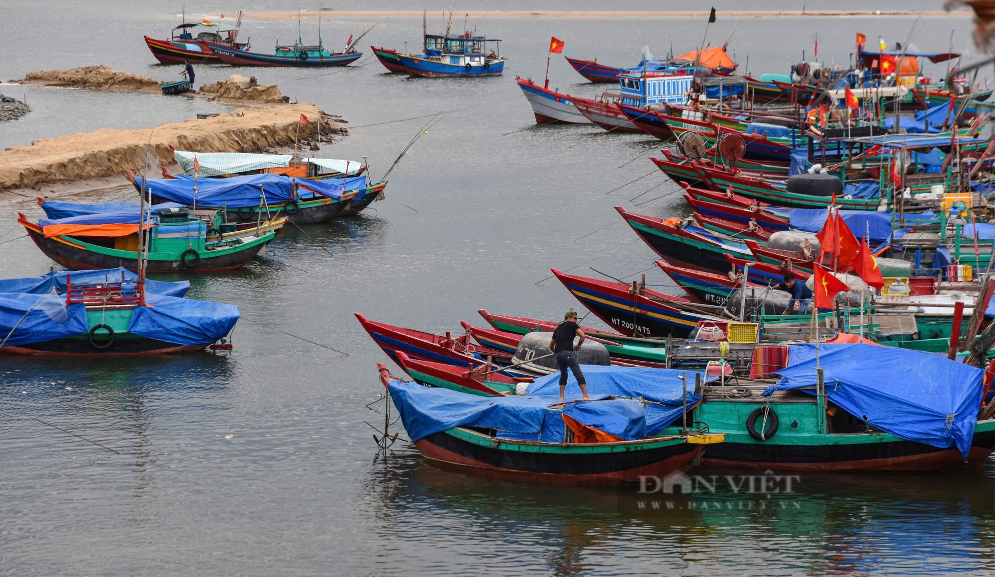Bão số 4 đang hướng vào miền Trung: Bắt đầu có mưa lớn tại Quảng Bình, Quảng Trị, nhiều tỉnh cho học sinh nghỉ học - Ảnh 3.