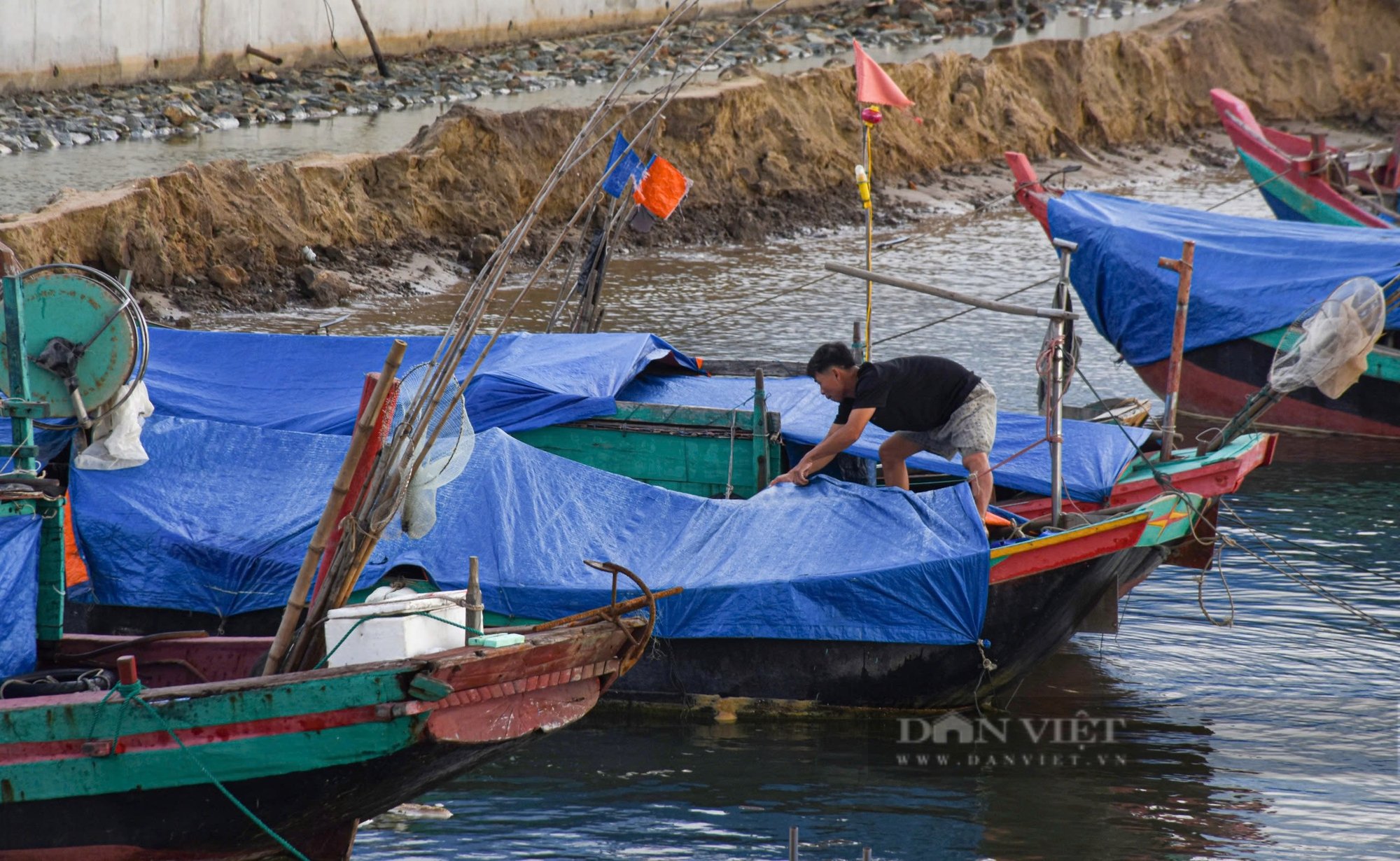 Bão số 4 đang hướng vào miền Trung: Bắt đầu có mưa lớn tại Quảng Bình, Quảng Trị, nhiều tỉnh cho học sinh nghỉ học - Ảnh 4.