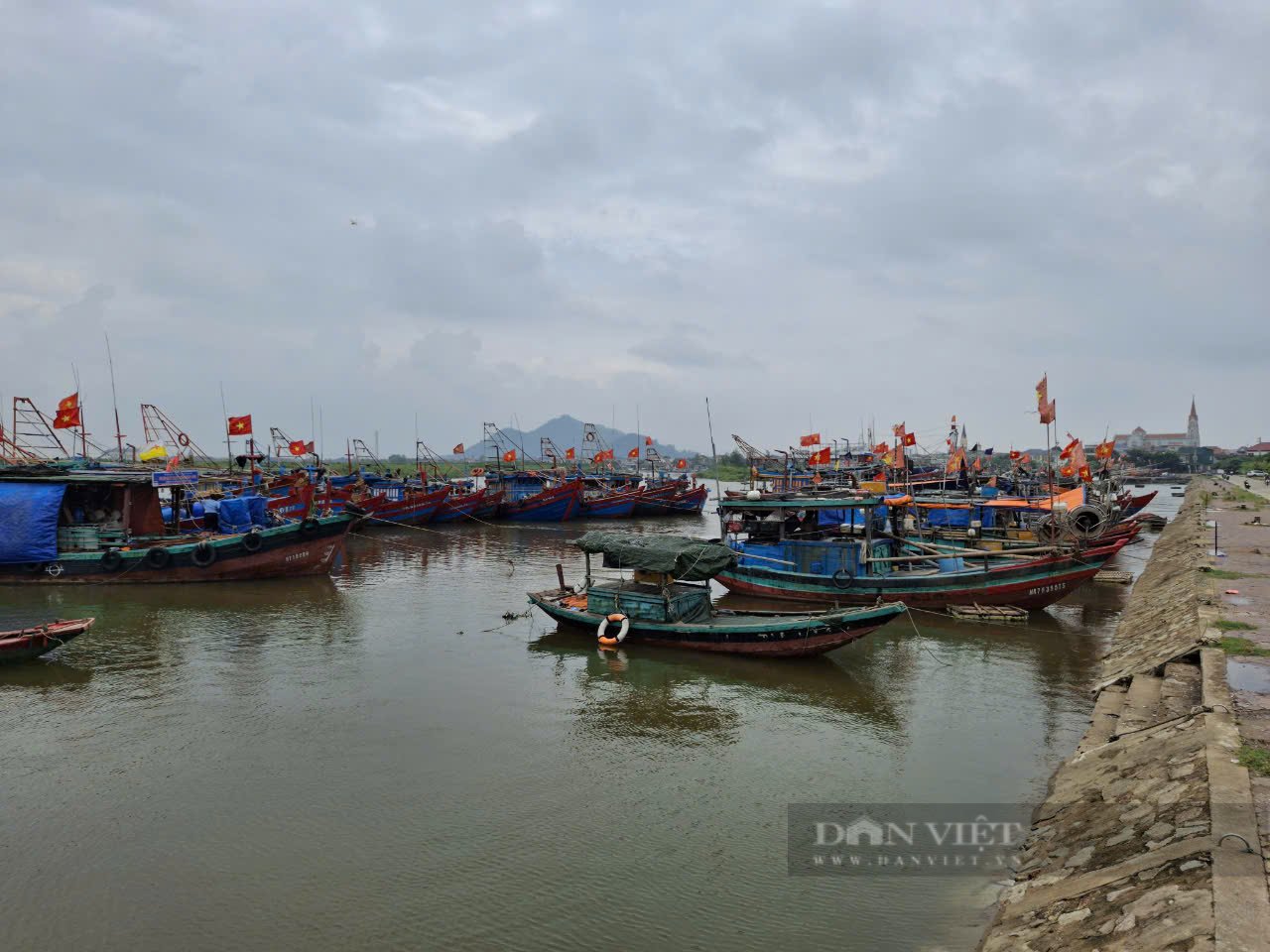 Bão số 4 đang hướng vào miền Trung: Bắt đầu có mưa lớn tại Quảng Bình, Quảng Trị, nhiều tỉnh cho học sinh nghỉ học - Ảnh 6.