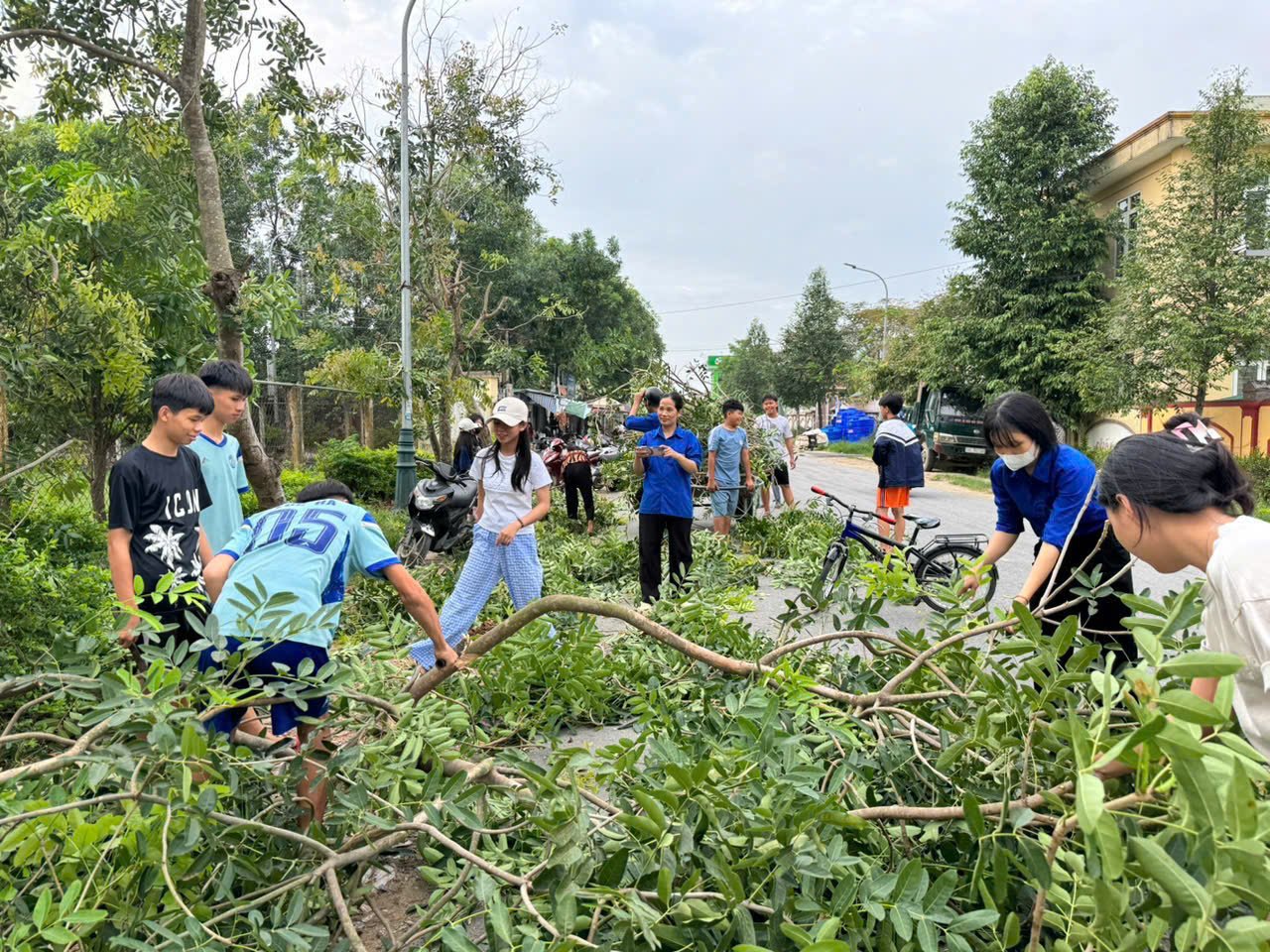 Bão số 4 đang hướng vào miền Trung: Bắt đầu có mưa lớn tại Quảng Bình, Quảng Trị, nhiều tỉnh cho học sinh nghỉ học - Ảnh 11.