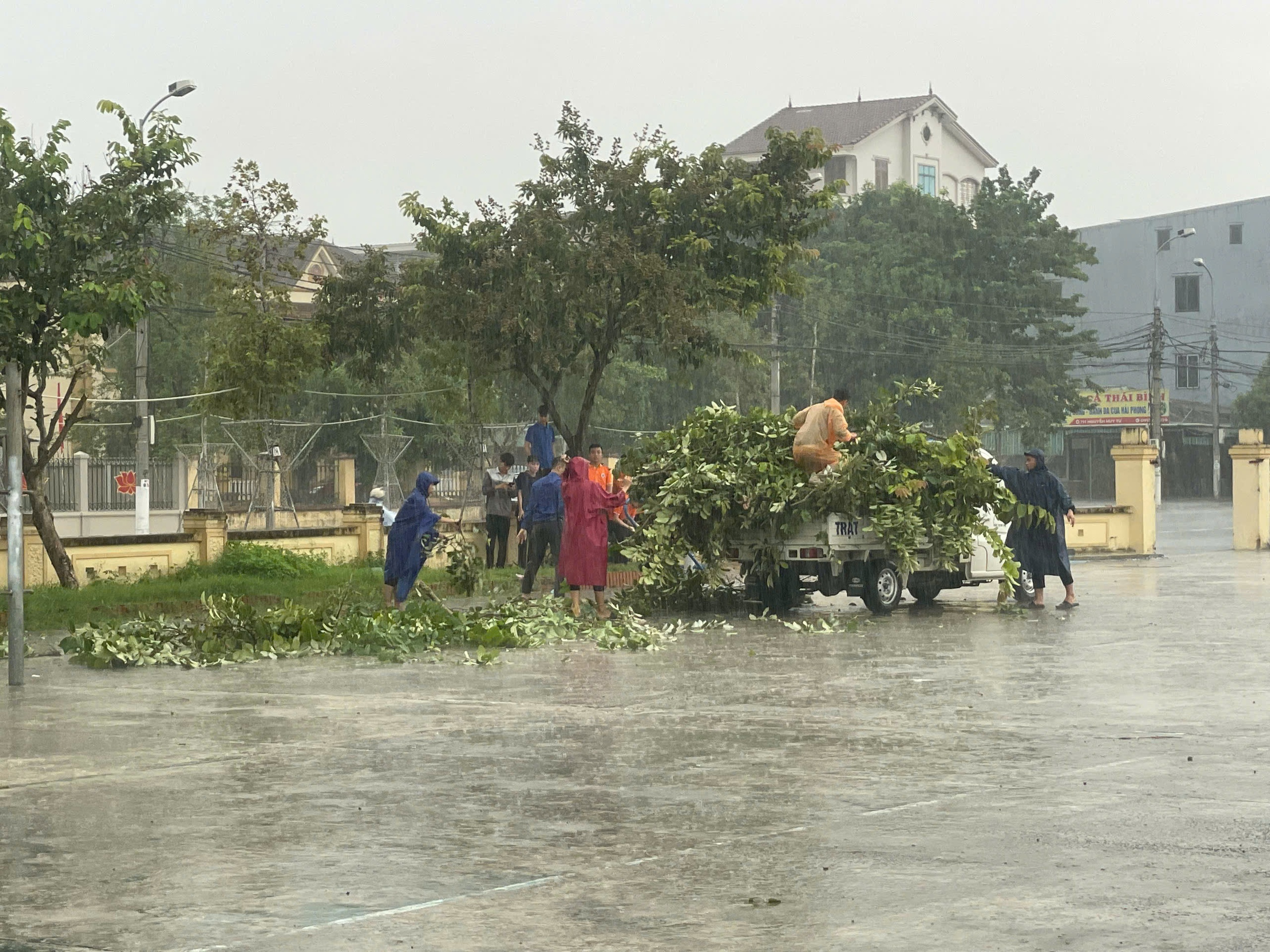 Bão số 4 đang hướng vào miền Trung: Bắt đầu có mưa lớn tại Quảng Bình, Quảng Trị, nhiều tỉnh cho học sinh nghỉ học - Ảnh 12.
