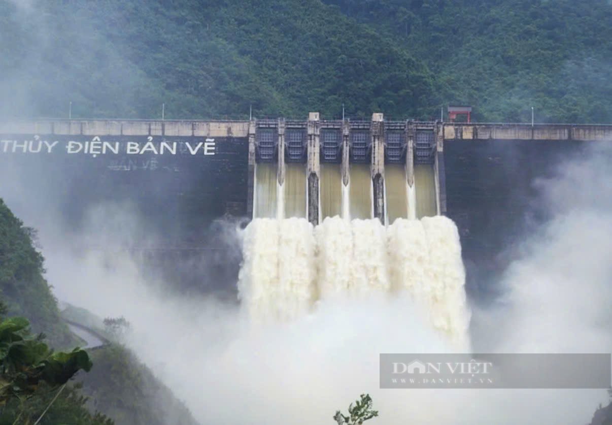Bão số 4 đang hướng vào miền Trung: Bắt đầu có mưa lớn tại Quảng Bình, Quảng Trị, nhiều tỉnh cho học sinh nghỉ học - Ảnh 1.