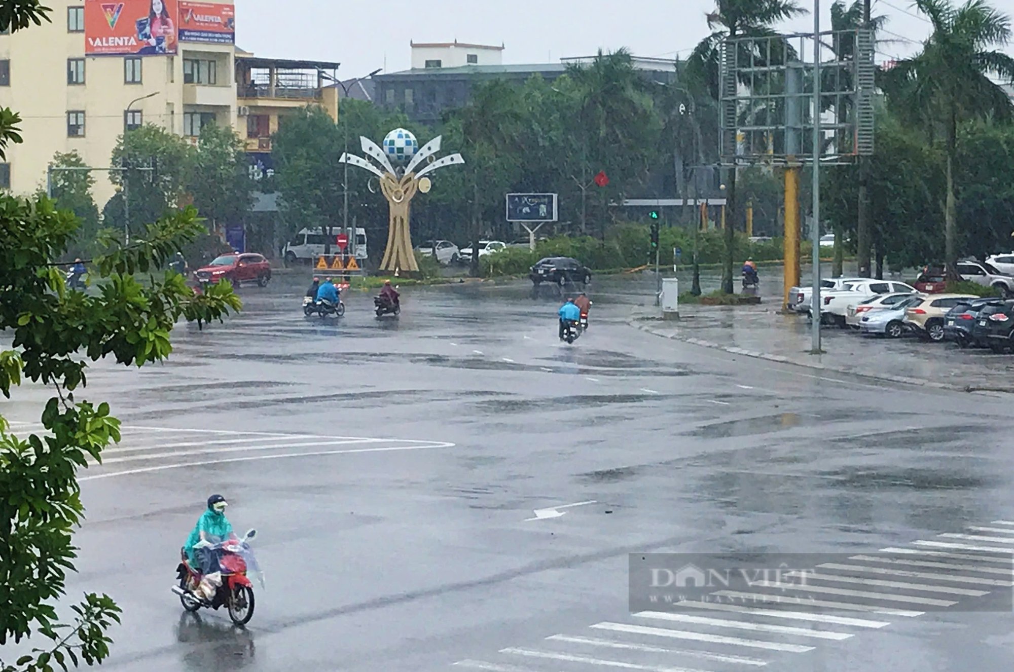 Bão số 4 đang hướng vào miền Trung: Bắt đầu có mưa lớn tại Quảng Bình, Quảng Trị, nhiều tỉnh cho học sinh nghỉ học - Ảnh 2.