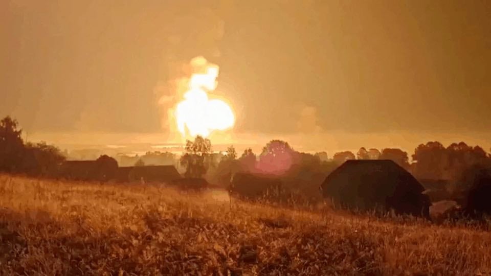 Ukraine tấn công vào kho vũ khí của Nga gây ra vụ nổ lớn như động đất - Ảnh 1.